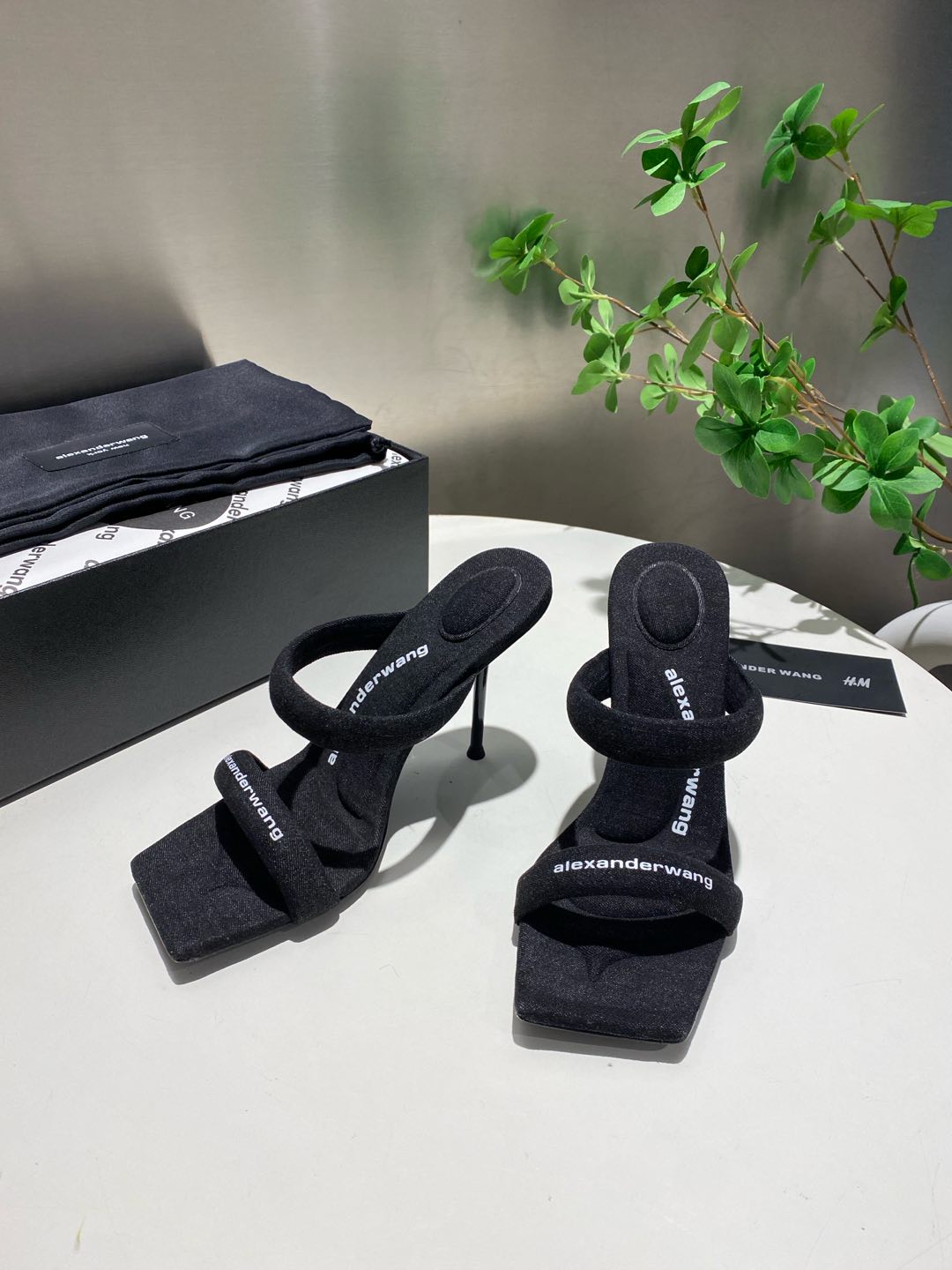 NO:164797,Praise. King New style!  Alexander Wang high heels for women, luxury products for women, Alexande* Wang. Original 1:1 material, concave and convex and massage insoles with glue, logo, excellent match with the most fashionable square head   high elastic injection molding material queen!  The comfort is so good, the beauty is really beautiful, the position just can reveal the seams of the feet, it is really sexy~ the letter logo design is very special!  , The original leather is easy to control!  Imported denim upper, imported cowhide (black, white, blue, apricot, black leather, white leather) six colors, imported sheepskin footbed, heel high diamond model is only 10cm. Leather surface, denim heel height 5cm/10cm, original sole imported from Italy, perm dyed leather outsole, size 35-39 (34.40.41.42.43. Custom made), high heels, alexander wang, high heels, cowhide, sheepskin, Leather soles19860909批.大王 新款！Alexander Wang亚历山大王高跟鞋女士奢侈品Alexande* Wang.原版1:1的材料 凹凸感带按摩的鞋垫配上注胶 Logo 搭配最潮方头 高弹注塑材质女王的绝佳搭配！舒服感爆棚,美是真的美,位置刚好可以露脚缝, 真的很sexy～字母logo设计很特别！,原厂皮料很好驾驭！ 鞋面进口牛仔布,进口牛皮（黑.白.蓝.杏.黑皮.白皮）六个色 垫脚进口羊皮 跟高钻款只有10cm.皮面 牛仔布跟高5cm/10cm 鞋底原版意大利进口透染真皮大底 码数35-39（34.40.41.42.43.可定做）,高跟鞋,alexander wang,high heels,cowhide,sheepskin,Leather soles,Women's Shoes