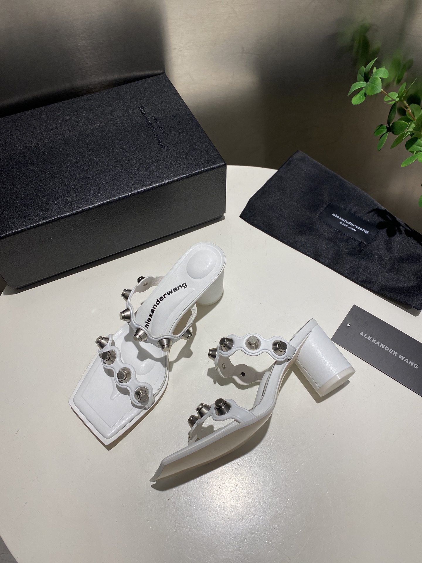 NO:164799,Praise. King New style!  Alexander Wang high heels for women, luxury products for Alexande* Wang, concave and convex and massage insoles with glue-injection logo, the best match with the most fashionable square head   high elastic injection molding material queen!  The comfort is so good, the beauty is really beautiful, the position just can reveal the seams of the feet, it is really sexy~ the letter logo design is very special!  , The original leather is easy to control!  Three colors of imported sheepskin (black, white, red) inner inner imported sheepskin footbed imported sheepskin heel height 6.5cm, original sole imported from Italy, perm dyed leather outsole size 35-39 (34.40.41.42.43. Custom made), high heels, alexander wang, high heels, sheepskin, Leather soles19860909批.大王 新款！Alexander Wang亚历山大王高跟鞋女士奢侈品Alexande* Wang 凹凸感带按摩的鞋垫配上注胶 Logo 搭配最潮方头 高弹注塑材质女王的绝佳搭配！舒服感爆棚,美是真的美,位置刚好可以露脚缝, 真的很sexy～字母logo设计很特别！,原厂皮料很好驾驭！ 鞋面进口羊皮（黑,白,红）三个色 内里进口羊皮 垫脚进口羊皮 跟高6.5cm,  鞋底原版意大利进口透染真皮大底 码数35-39（34.40.41.42.43.可定做）,高跟鞋,alexander wang,high heels,sheepskin,Leather soles,Women's Shoes