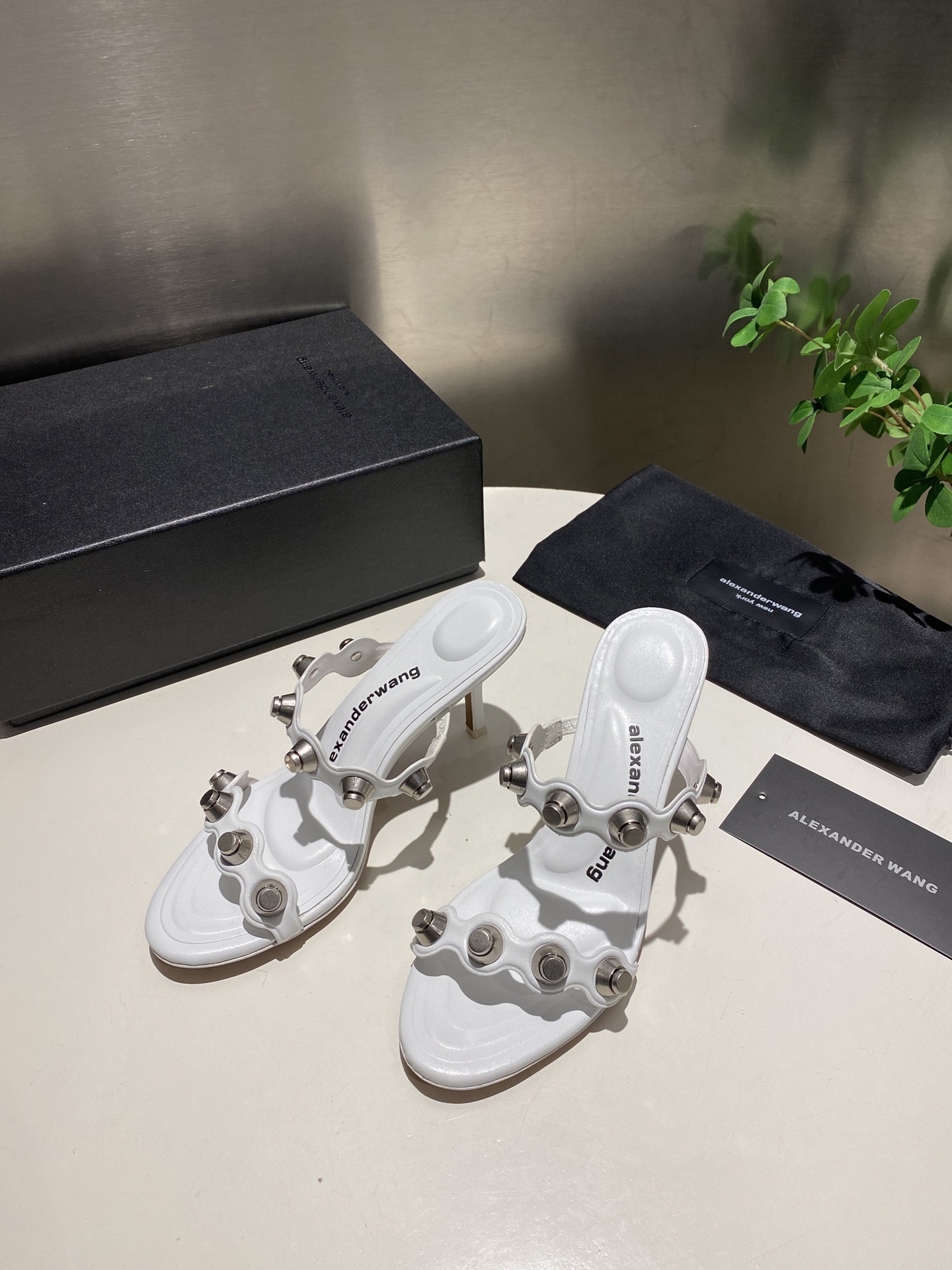 NO:164801,Praise. King New style!  Alexander Wang high heels for women, luxury products for Alexande* Wang, concave and convex and massage insoles with glue-injection logo, the best match with the most fashionable square head   high elastic injection molding material queen!  The comfort is so good, the beauty is really beautiful, the position just can reveal the seams of the feet, it is really sexy~ the letter logo design is very special!  , The original leather is easy to control!  Three colors of imported sheepskin (black, white, red) inner inner imported sheepskin footbed imported sheepskin heel height 8cm, original sole imported Italian dyed genuine leather outsole size 35-39 (34.40.41.42.43. Custom made), high heels, alexander wang, high heels, sheepskin, Leather soles19860909批.大王 新款！Alexander Wang亚历山大王高跟鞋女士奢侈品Alexande* Wang 凹凸感带按摩的鞋垫配上注胶 Logo 搭配最潮方头 高弹注塑材质女王的绝佳搭配！舒服感爆棚,美是真的美,位置刚好可以露脚缝, 真的很sexy～字母logo设计很特别！,原厂皮料很好驾驭！ 鞋面进口羊皮（黑,白,红）三个色 内里进口羊皮 垫脚进口羊皮 跟高8cm,  鞋底原版意大利进口透染真皮大底 码数35-39（34.40.41.42.43.可定做）,高跟鞋,alexander wang,high heels,sheepskin,Leather soles,Women's Shoes