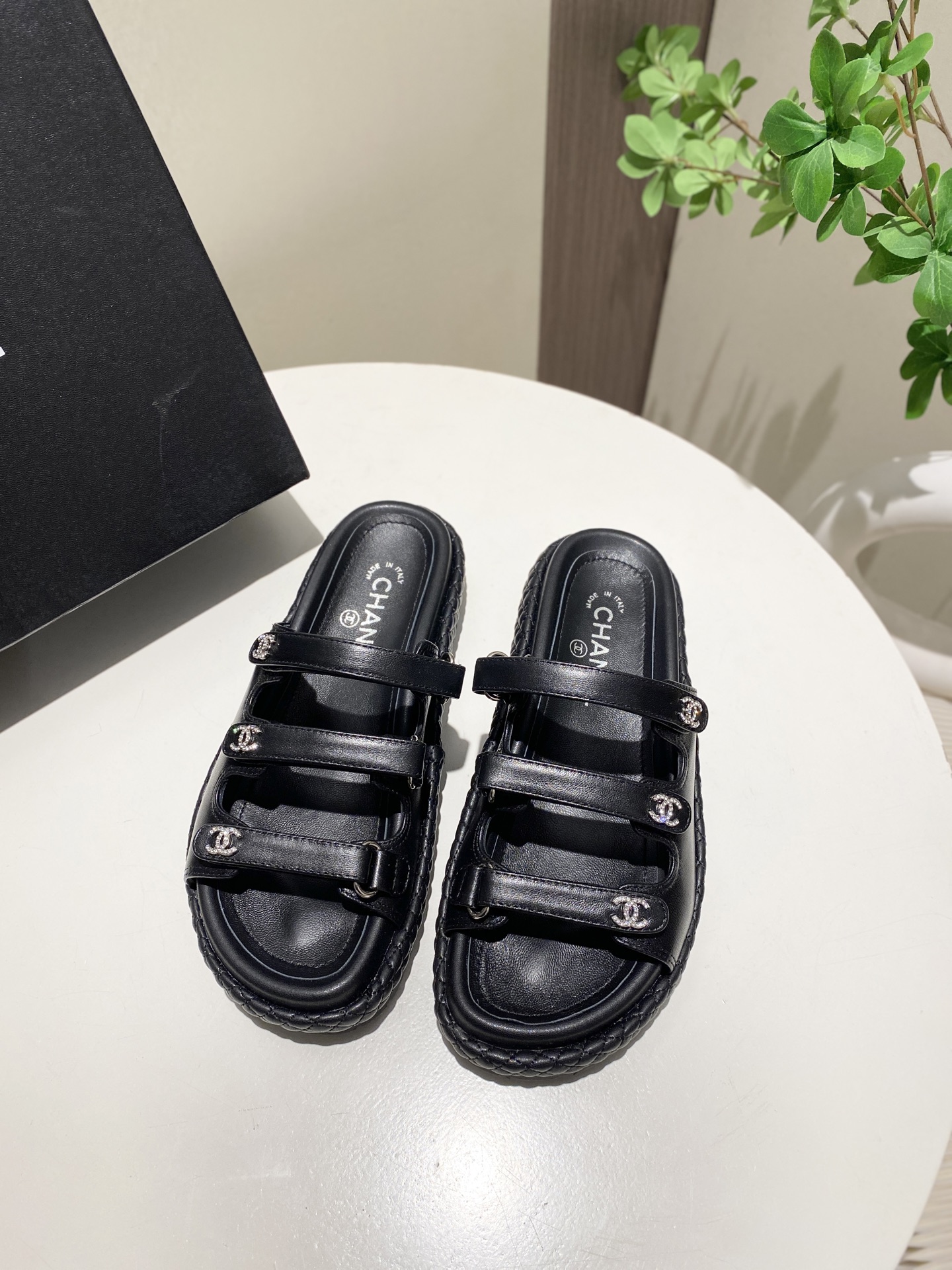 NO:236102,Slippers Sandals. Top version CHANE/Chanel New Velcro Beach Sandals, Outsole Thickness 4.5cm Size 35-41, Slippers, Chanel, Chanel, Sandals, Slippers19860909拖鞋批 凉鞋批.顶级版本 CHANE/香奈儿 新款魔术贴沙滩凉拖鞋,大底厚4.5cm码数35-41,拖鞋,chanel,chanel,sandals,slippers,Women's Shoes