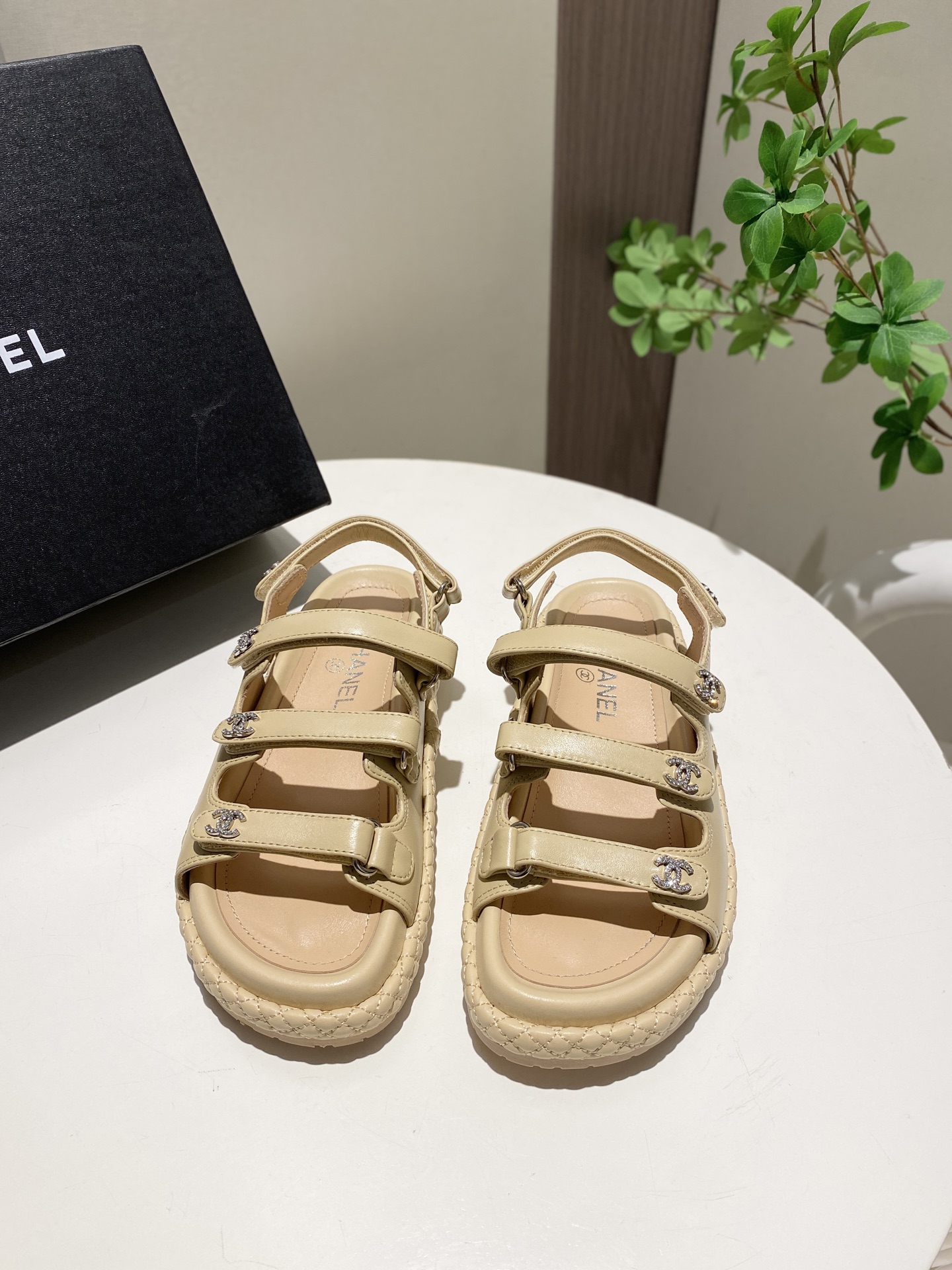 NO:236105,Slippers Sandals Top Version CHANE/Chanel New Velcro Beach Sandals, Outsole Thickness 4.5cm Size 35-41, Slippers, Chanel, Chanel, Sandals, Slippers19860909拖鞋批 凉鞋批顶级版本 CHANE/香奈儿 新款魔术贴沙滩凉拖鞋,大底厚4.5cm码数35-41,拖鞋,chanel,chanel,sandals,slippers,Women's Shoes
