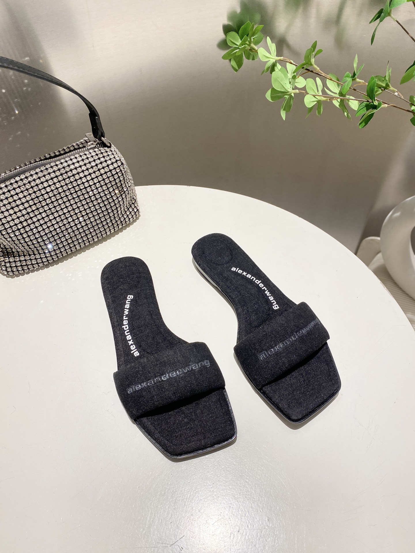 NO:263498,Cloth, leather. King New style!  Alexander Wang Alexander King high heels women's luxury goods Alexande* Wang original 1:1 material, lazy people drag, a must-have for casual!  The insole with concave and convex feel with massage is an excellent match with glue-injected logo with the most fashionable square head   high elastic injection molding material queen!  The comfort is so good, the beauty is really beautiful, the position just can reveal the seams of the feet, it is really sexy~ the letter logo design is very special!  , The original leather is easy to control!  Imported denim (black, blue, apricot), imported cowhide (black leather and white leather) in total five colors. Imported cowhide, customized cowhide cloth. Heel height 1.cm. Sole original Italian imported perm and dyed leather outsole. Size 35-39 (34.40.41.42.43. Custom made), slippers, alexander wang, high heels, slippers, cowhide, Leather soles19860909布面,皮面.大王 新款！Alexander Wang亚历山大王高跟鞋女士奢侈品Alexande* Wang原版1:1的材料,懒人拖,休闲必选！ 凹凸感带按摩的鞋垫配上注胶 Logo 搭配最潮方头 高弹注塑材质女王的绝佳搭配！舒服感爆棚,美是真的美,位置刚好可以露脚缝, 真的很sexy～字母logo设计很特别！,原厂皮料很好驾驭！ 鞋面进口牛仔布（黑色,蓝色,杏色）,进口牛皮（黑皮.白皮）共五个色 垫脚进口牛皮,定制牛子布 跟高1.cm 鞋底原版意大利进口透染真皮大底 码数35-39（34.40.41.42.43.可定做）,拖鞋,alexander wang,high heels,slippers,cowhide,Leather soles,Women's Shoes