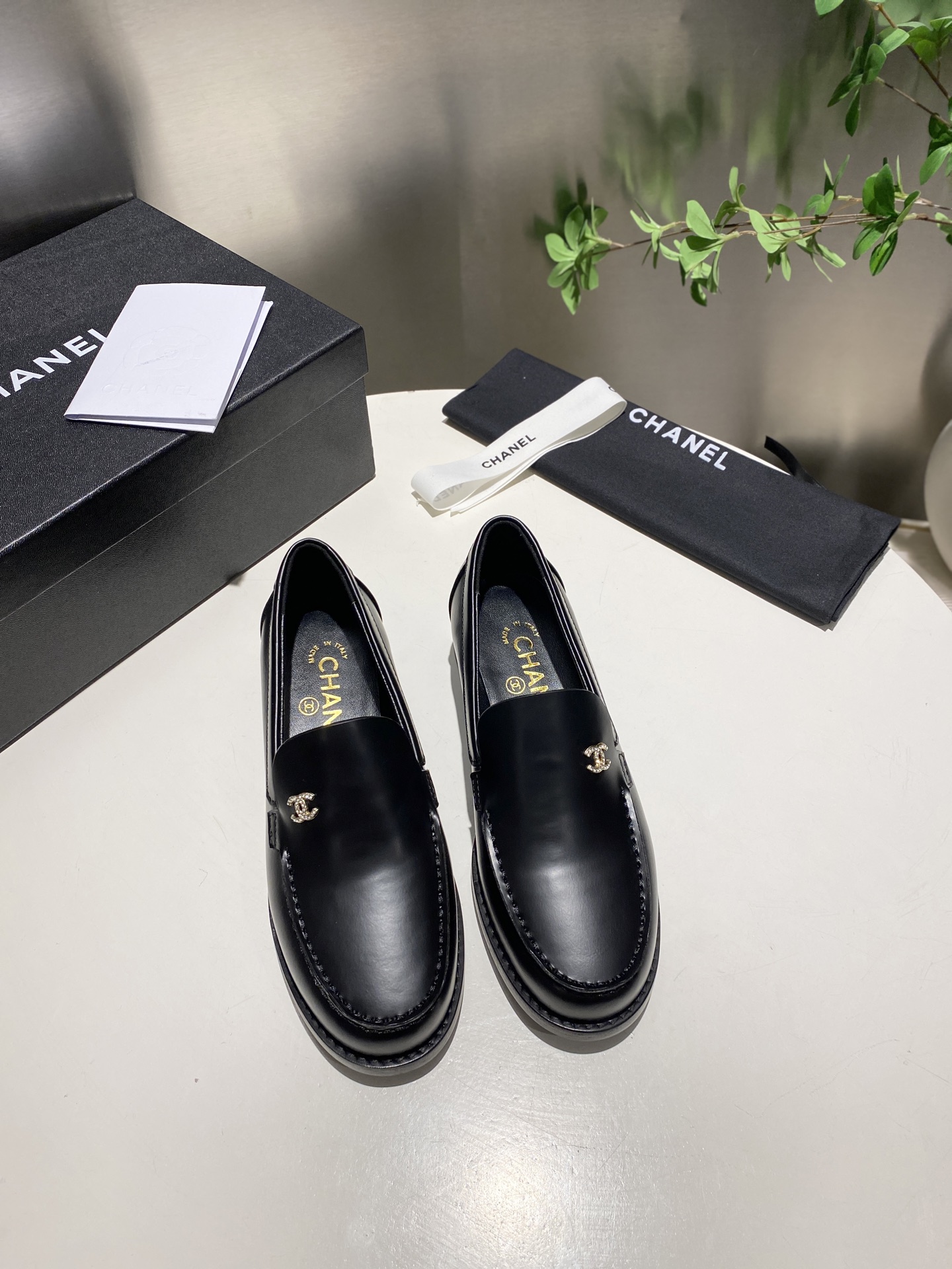 NO:228052,Popular single shoes, sandals CHANEL/ Chanel 25C British style double C loafer sandals This loafer lover must not miss this style of loafers is more neutral and handsome in temperament. Double C rhinestone hardware buckles look particularly exquisite. One foot pedal. It is really not too convenient to put on and take off!  The upper is made of imported open beads, the inner foot pad is made of high-end sheepskin, imported Italian leather outsole Size35-42, single-shoe sandals, chanel, chanel, loafers, sandals, sheepskin, Leather soles19860909爆款单鞋 ,凉鞋 CHANEL/ 香奈儿 25C英伦风双C乐福鞋凉鞋 此款乐福鞋爱好者绝不能错 这款气质上更中性帅气几分 双C 水钻五金扣 显得格外精致 一脚蹬 穿脱真的不要太方便！ 鞋面采用进口开边珠 内里垫脚采用高级羊皮 意大利进口真皮大底 Size35-42,单鞋凉鞋,chanel,chanel,loafers,sandals,sheepskin,Leather soles,Women's Shoes