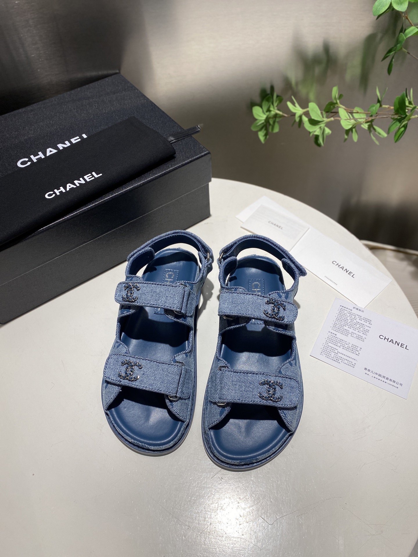 NO:228048,Hot leather 310, cloth * 25C ​​classic spring and summer sandals!  Beach shoes are booming on the entire network!  The latest model in the counter is still made me willing to buy it. Only by buying it will you know its fashion. Popular and popular models must be ranked. All four seasons of matching are invincible. Various bloggers and internet celebrity styles are all visible. Super recommended models!  This series is available now. Buy for 10,600!  Full-layer luxury leather large bottom, original material!  Welcome to compare!  Material butter leather/cloth surface, inner velvet inner, large bottom leather large bottom Size35-42 are all equipped with top-level counter-level packaging!  ,slippers,sandals,slippers,Leather soles19860909火爆款皮面310,布面 * 25C春夏经典款凉鞋！ 沙滩鞋全网爆爆爆！专柜最新款,上脚依然让我心甘情愿剁手入,购入手才会知道它的时髦,人气爆款必须得有它排名,四季搭配都无敌了,各种博主、网红范搭配尽显眼前,超级推荐款！本系列现已发售. 以10600购入！全层奢侈真皮大底,原版材料！欢迎对比！ 材质牛油皮 /布面 内里绒里 大底真皮大底 Size35-42 均配顶级专柜级包装！,拖鞋凉鞋,sandals,slippers,Leather soles,Women's Shoes