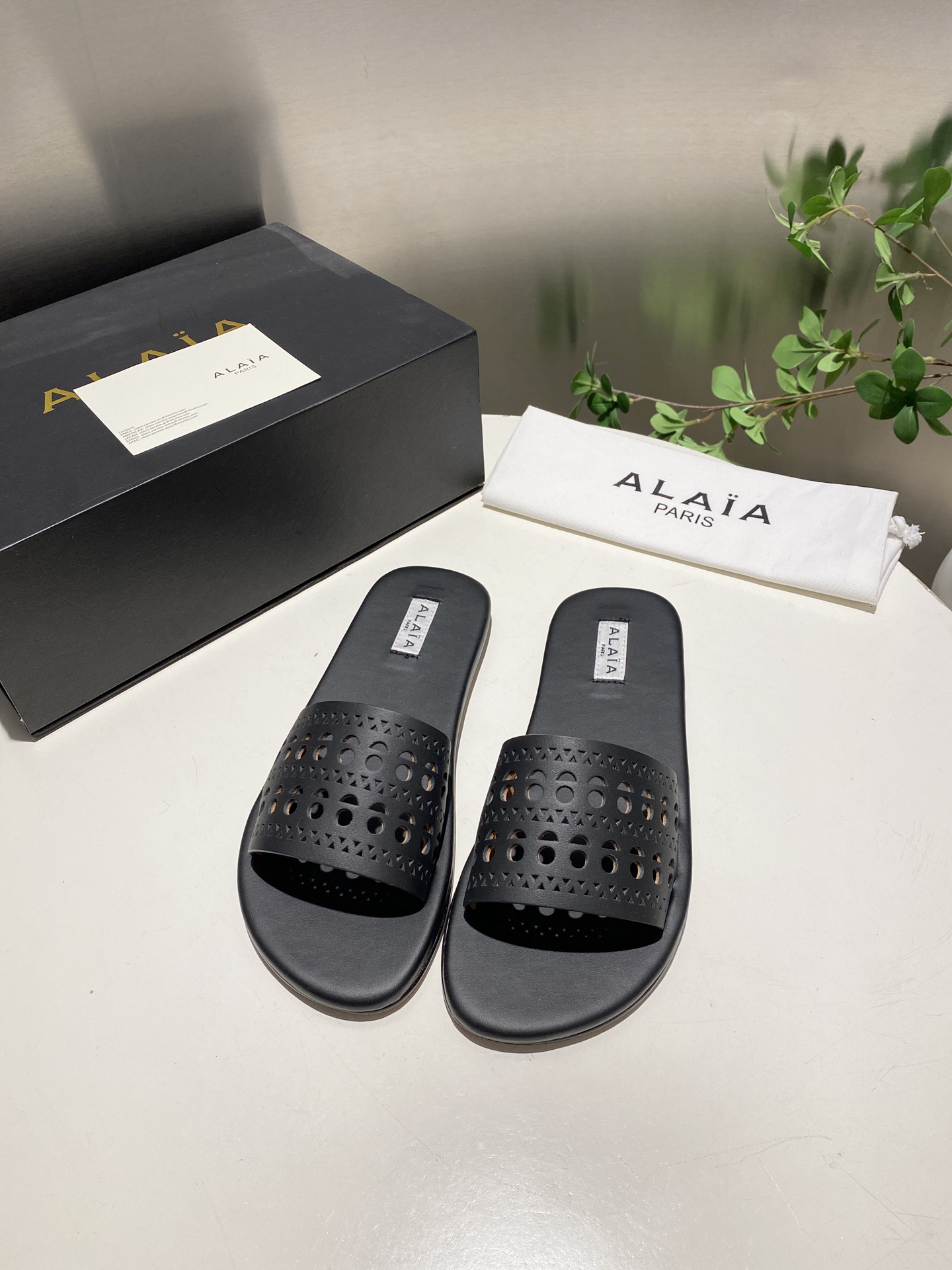 NO:228046,,Alaia Alaia Niche trendy brand 25ss Spring and Summer New Style Punching, Carved, Flat Sole Slippers French high-end first-tier high-end high-end high-end brand!  The last craftsman in the fashion industry is only loyal to the creation of cutting that shows the curves of women's bodies!  Always selling stylish women's shoes with a full sense of fashion. The Paris fashion industry and the whole world are well-known Ladygaga, Madonna, are both admirers and number one fan of ALA@!  It's really amazing to wear, and it can be matched all seasons!  True love, Wang Bang Kaikai Series, imported cowhide, imported cashmere (six colors) inner foot pad water dyed sheepskin sole imported from Italy, translucent sole, size 35-39 (34.40.41.42.43 custom made without return), slippers, alaia, slippers, cowhide, sheepskin19860909,Alaia 阿莱亚 小众潮牌 25ss春夏新款 冲孔 雕花 平底 拖鞋 法国高端一线高定品牌！时尚界最后的手艺人 只忠于展现女性身体曲线的裁剪之创于始！ 一直主售时装感十足的型格女鞋 巴黎时装界以及全世界都享有盛誉Ladygaga ,麦当娜, 都是ALA@的崇拜者和头号丝粉！上脚真的绝绝的,四季都可搭配！真心大爱,王炸开挂系列 鞋面进口牛皮,进口羊绒（六个色） 内里垫脚水染羊皮 鞋底意大利进口真皮透染大底 码数35-39（34.40.41.42.43定做不退换）,拖鞋,alaia,slippers,cowhide,sheepskin,Women's Shoes