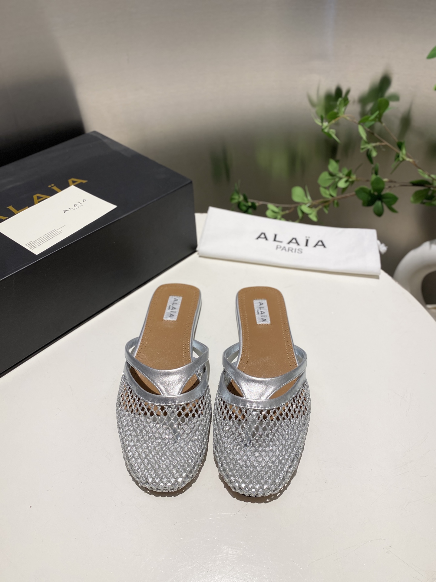 NO:228044,.ALAIA niche trendy brand 25ss spring and summer new style, fishing net flat bottom, foot clip flip flops sandals, high-end first-tier high-end high-end high-end brand in France!  The last craftsman in the fashion industry is only loyal to the creation of cutting that shows the curves of women's bodies!  Always selling stylish women's shoes with a full sense of fashion. The Paris fashion industry and the whole world are well-known Ladygaga, Madonna, are both admirers and number one fan of ALA@!  It's really amazing to wear, and it can be matched all seasons!  True love, Wang Bang Kaikai series The upper adopts original customized woven mesh spliced ​​beef patent leather, inner foot pad water dyed sheepskin sole imported from Italy, translucently dyed outsole, size 35-39 (34.40.41.42.43 custom made without return), semi-torque, alaia, sandals, sheepskin19860909.ALAIA 阿莱亚小众潮牌 25ss春夏新款 渔网面平底 夹脚 人字拖凉鞋 法国高端一线高定品牌！时尚界最后的手艺人 只忠于展现女性身体曲线的裁剪之创于始！ 一直主售时装感十足的型格女鞋 巴黎时装界以及全世界都享有盛誉Ladygaga ,麦当娜, 都是ALA@的崇拜者和头号丝粉！上脚真的绝绝的,四季都可搭配！真心大爱,王炸开挂系列 鞋面采用原版定制编织网面拼接牛漆皮 内里垫脚水染羊皮 鞋底意大利进口真皮透染大底 码数35-39（34.40.41.42.43定做不退换）,半拖,alaia,sandals,sheepskin,Women's Shoes