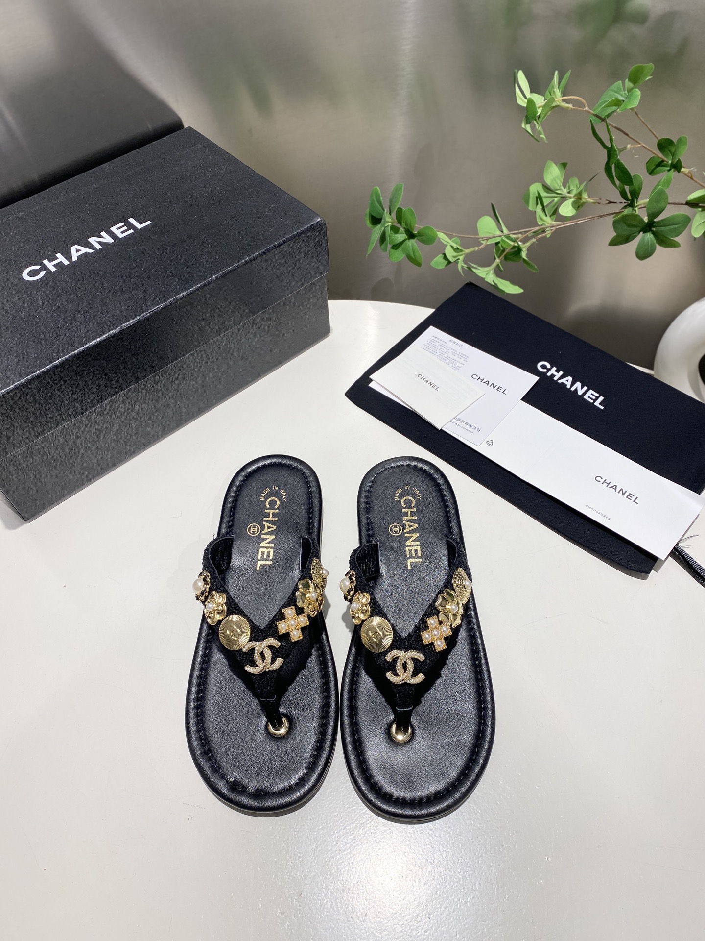 NO:263513,Hot products CHANE*｜Xiaoxiang 25ss Spring and summer Xiaoxiang style Chanel clip-toe slippers, flip-flops, a perfect fusion of fashion and comfort. The classic double C logo is paired with bright rhinestones and exquisite metal decoration, which is gorgeous and eye-catching. Simple clip-toe design fits the lines of the feet, showing elegance and casualness during walking. Whether it is walking on vacation or going out on the street every day, it can add unique charm to you and is a must-have item for fashion masters’ shoe cabinets. The upper is original fabric inner surface of the inner: sheepskin inner   sheepskin footbed original mold custom leather sole Size: 35-41, split-toe shoes, chanel, chanel, slippers, sheepskin19860909爆款批 CHANE*｜小香25ss春夏小香风香奈儿夹趾拖鞋,人字拖,时尚与舒适的完美融合.经典双C标志搭配璀璨水钻、精致金属装饰,华丽吸睛.简约夹趾设计,贴合脚部线条,行走间尽显优雅随性.无论是漫步度假还是日常出街,它都能为你增添独特魅力,是时尚达人鞋柜必备单品 鞋面原版布面 内里: 羊皮内里 羊皮垫脚 原版开模定制真皮底 Size: 35-41,分趾鞋,chanel,chanel,slippers,sheepskin,Women's Shoes