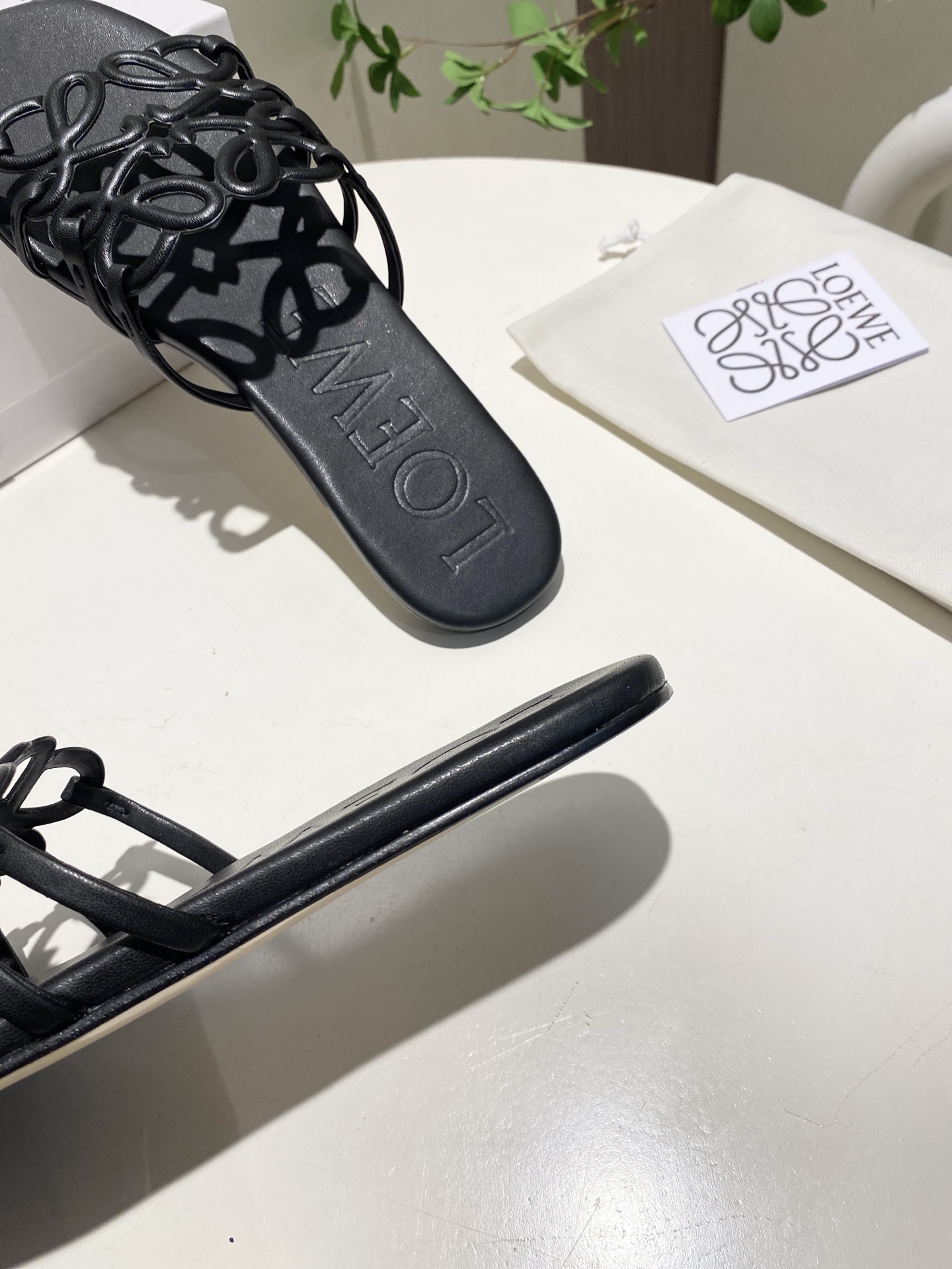p240 2025最新罗意威LOEWE ，夏季限定镂空拖鞋，上脚真的太美了！！！强烈推荐，超级懒人拖，明星博主同款！
面料：进口羊皮（黑，白，杏，红，粉，五个色）
里料:进口羊皮
大底:真皮注塑透染底
数码:35-43
可定做橡胶底180