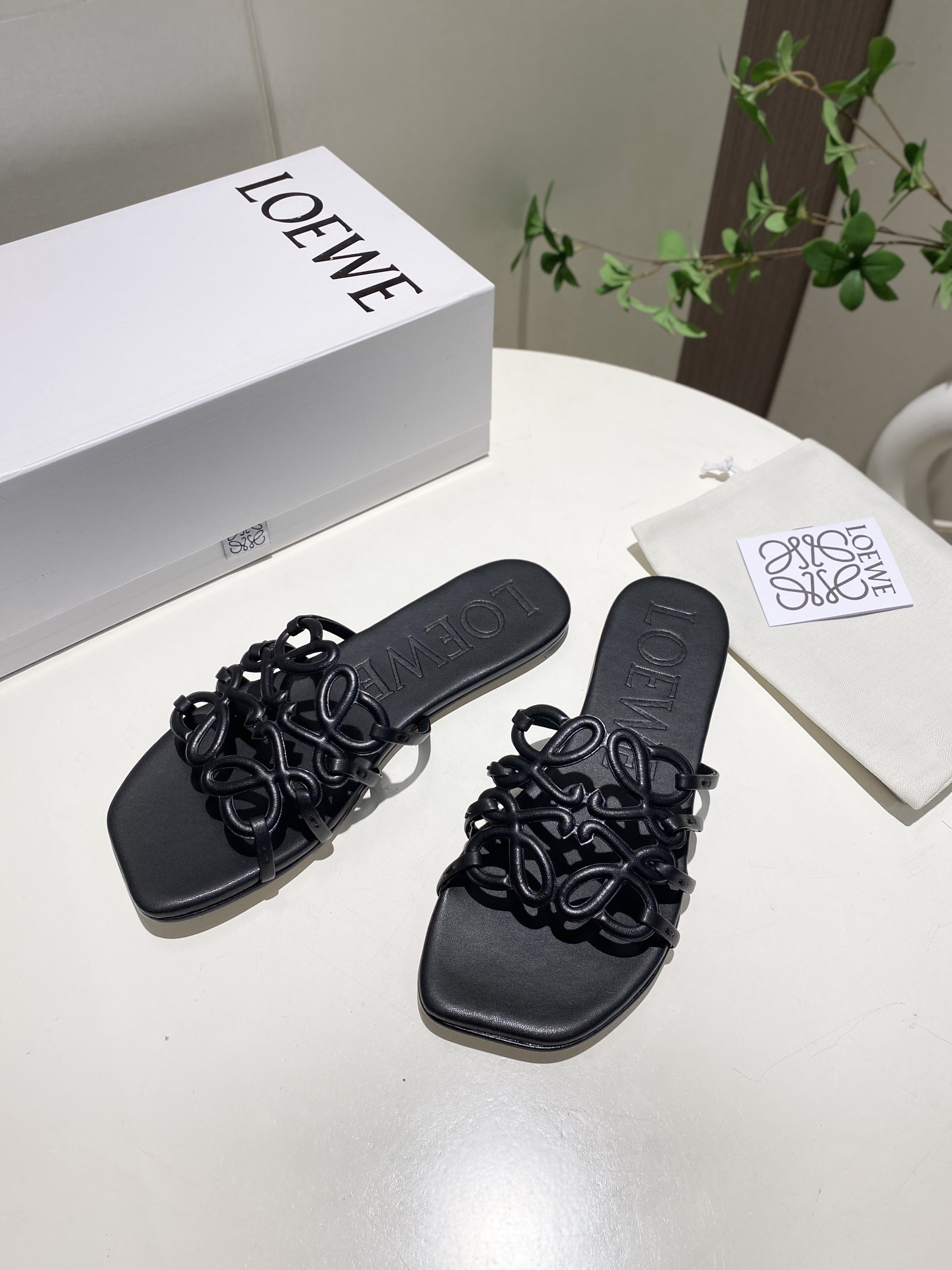 p240 2025最新罗意威LOEWE ，夏季限定镂空拖鞋，上脚真的太美了！！！强烈推荐，超级懒人拖，明星博主同款！
面料：进口羊皮（黑，白，杏，红，粉，五个色）
里料:进口羊皮
大底:真皮注塑透染底
数码:35-43
可定做橡胶底180