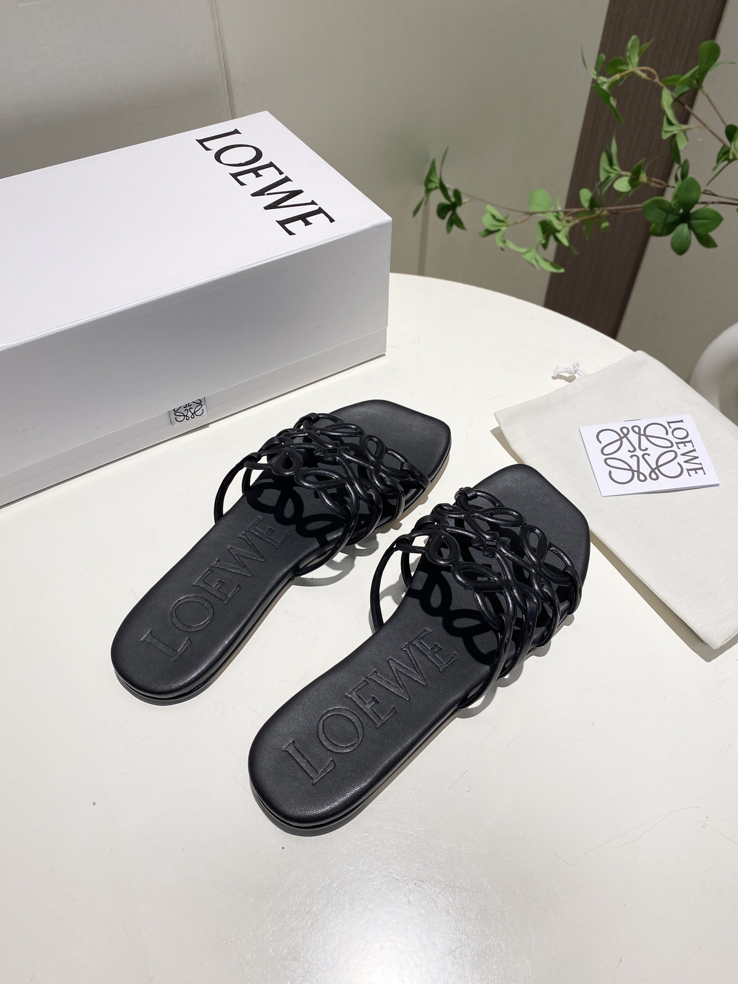 p240 2025最新罗意威LOEWE ，夏季限定镂空拖鞋，上脚真的太美了！！！强烈推荐，超级懒人拖，明星博主同款！
面料：进口羊皮（黑，白，杏，红，粉，五个色）
里料:进口羊皮
大底:真皮注塑透染底
数码:35-43
可定做橡胶底180