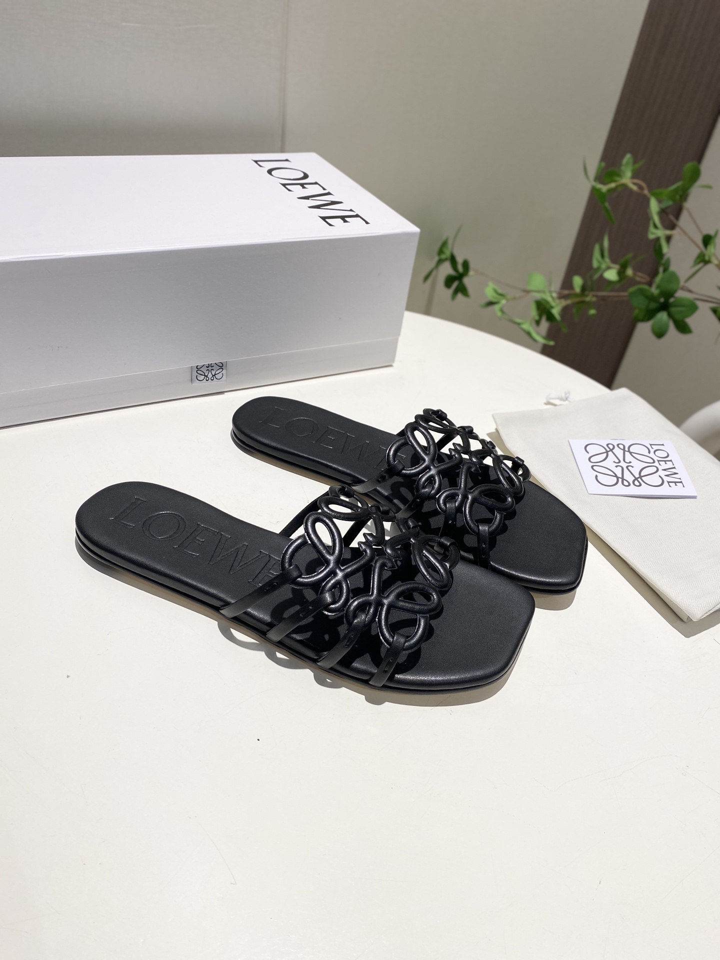 p240 2025最新罗意威LOEWE ，夏季限定镂空拖鞋，上脚真的太美了！！！强烈推荐，超级懒人拖，明星博主同款！
面料：进口羊皮（黑，白，杏，红，粉，五个色）
里料:进口羊皮
大底:真皮注塑透染底
数码:35-43
可定做橡胶底180