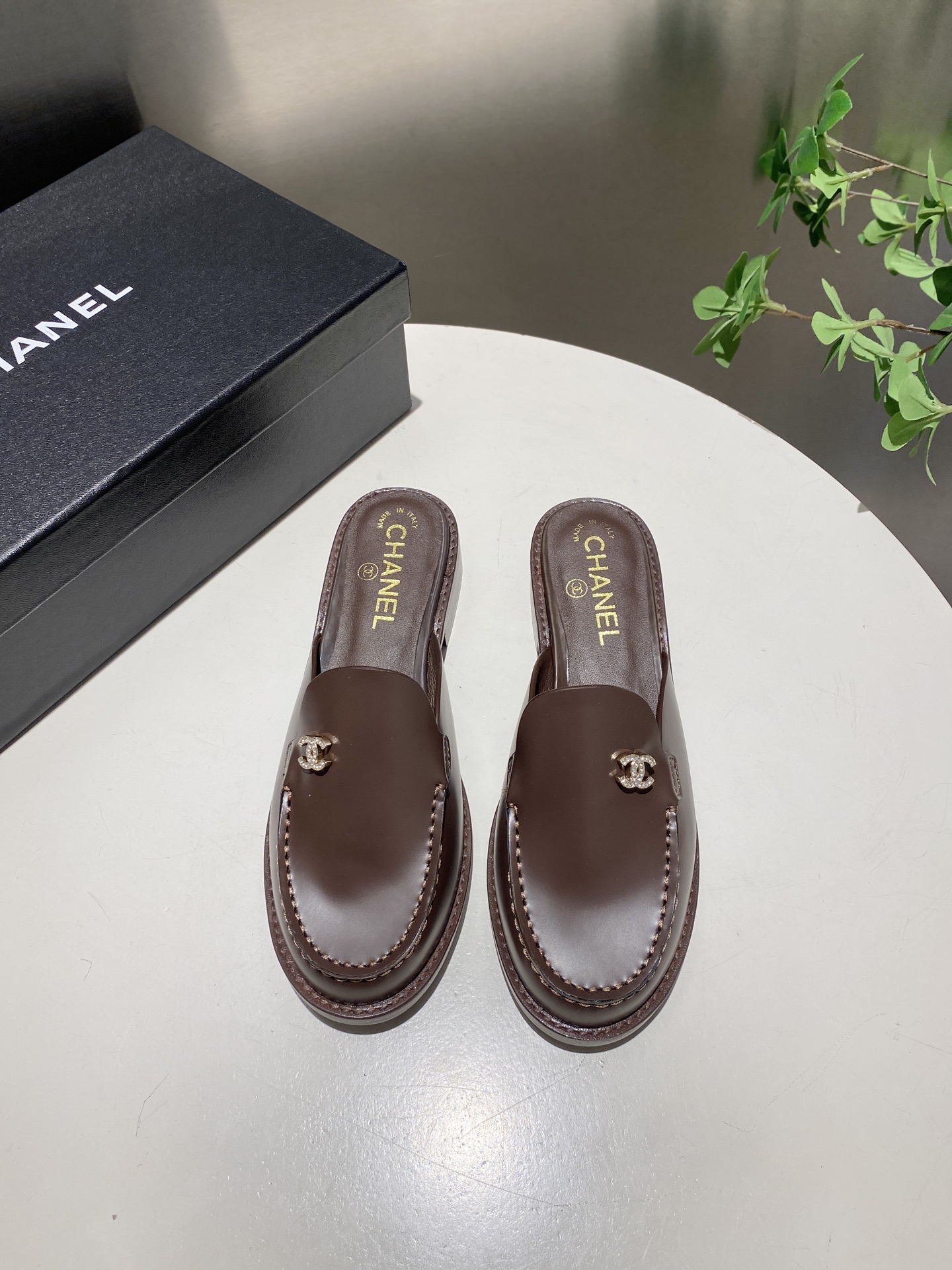 NO:263505,Popular products. Slippers with one foot CHANEL/ Chanel 25C British style double C loafer sandals This loafer enthusiast must not be wrong. This style is more neutral and handsome in temperament. Double C rhinestone hardware buckle looks particularly exquisite. Slippers with one foot pedal. It is really not too convenient to put on and take off!  The upper is made of imported open beads, the inner foot pad is made of high-end sheepskin, Italy imported genuine leather sole Size35-42, semi-torque, chanel, chanel, loafers, sandals, slippers, sheepskin, Leather soles19860909爆款批.一脚蹬拖鞋 CHANEL/ 香奈儿 25C英伦风双C乐福鞋凉鞋 此款乐福鞋爱好者绝不能错 这款气质上更中性帅气几分 双C 水钻五金扣 显得格外精致 一脚蹬 穿脱真的不要太方便！ 鞋面采用进口开边珠 内里垫脚采用高级羊皮 意大利进口真皮大底 Size35-42,半拖,chanel,chanel,loafers,sandals,slippers,sheepskin,Leather soles,Women's Shoes