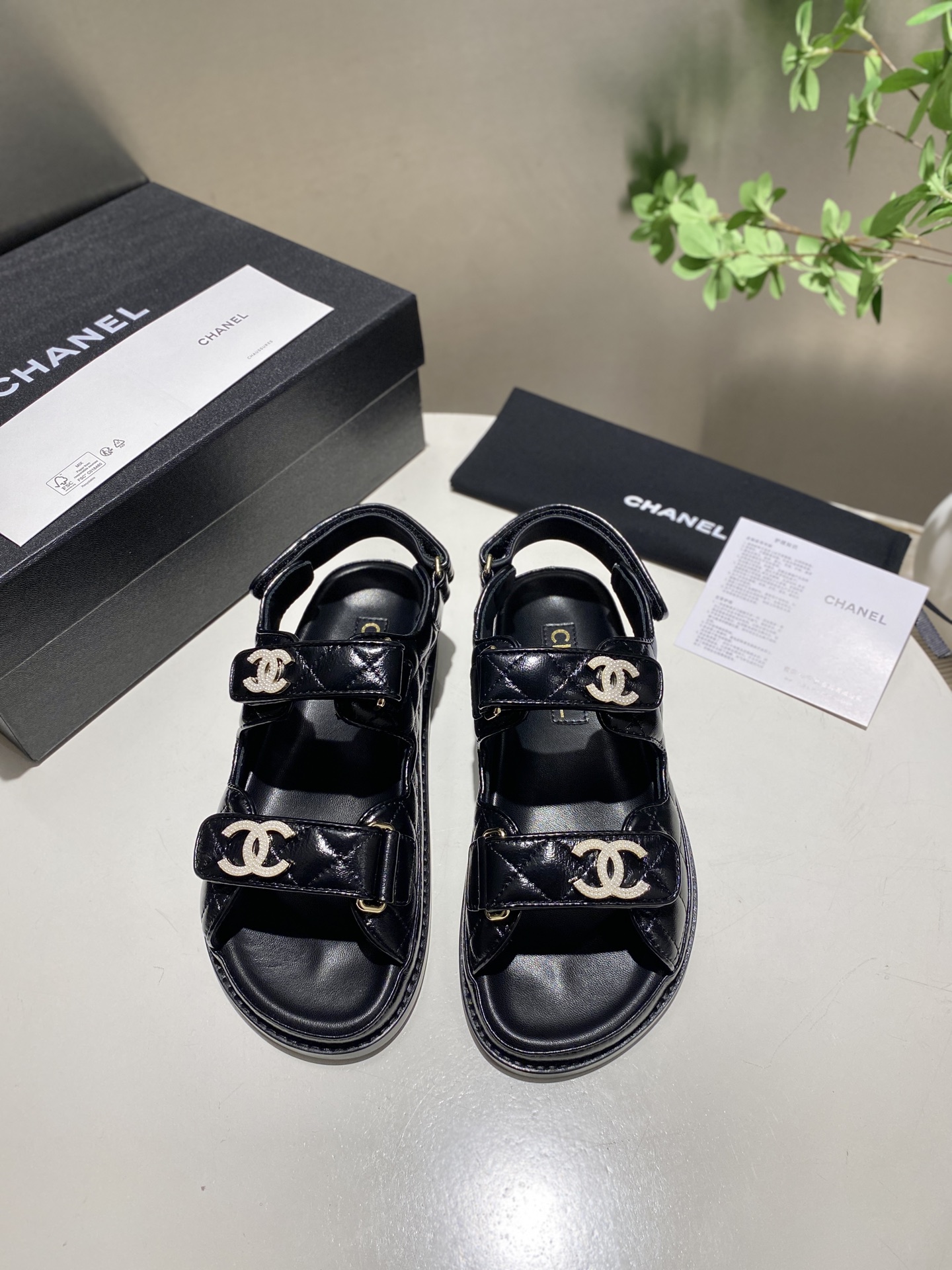 NO:263502,Classic styles * 25C ​​spring and summer classic slippers!  Beach shoes are booming on the entire network!  The latest model in the counter is still made me willing to buy it. Only by buying it will you know its fashion. Popular and popular models must be ranked. All four seasons of matching are invincible. Various bloggers and internet celebrity styles are all visible. Super recommended models!  This series is available now. Buy for 10,600!  Full-layer luxury leather large bottom, original material!  Welcome to compare!  Material butter leather inner lily large leather large sole Size35-40 (41 42 customized without return and exchange) All are equipped with top-level counter-level packaging!  sandals sandals slippers Leather soles19860909经典款批 * 25C春夏经典款拖鞋！ 沙滩鞋全网爆爆爆！专柜最新款,上脚依然让我心甘情愿剁手入,购入手才会知道它的时髦,人气爆款必须得有它排名,四季搭配都无敌了,各种博主、网红范搭配尽显眼前,超级推荐款！本系列现已发售. 以10600购入！全层奢侈真皮大底,原版材料！欢迎对比！ 材质牛油皮 内里皮里 大底真皮大底 Size35-40（41 42定制不退换） 均配顶级专柜级包装！,凉鞋,sandals,slippers,Leather soles,Women's Shoes