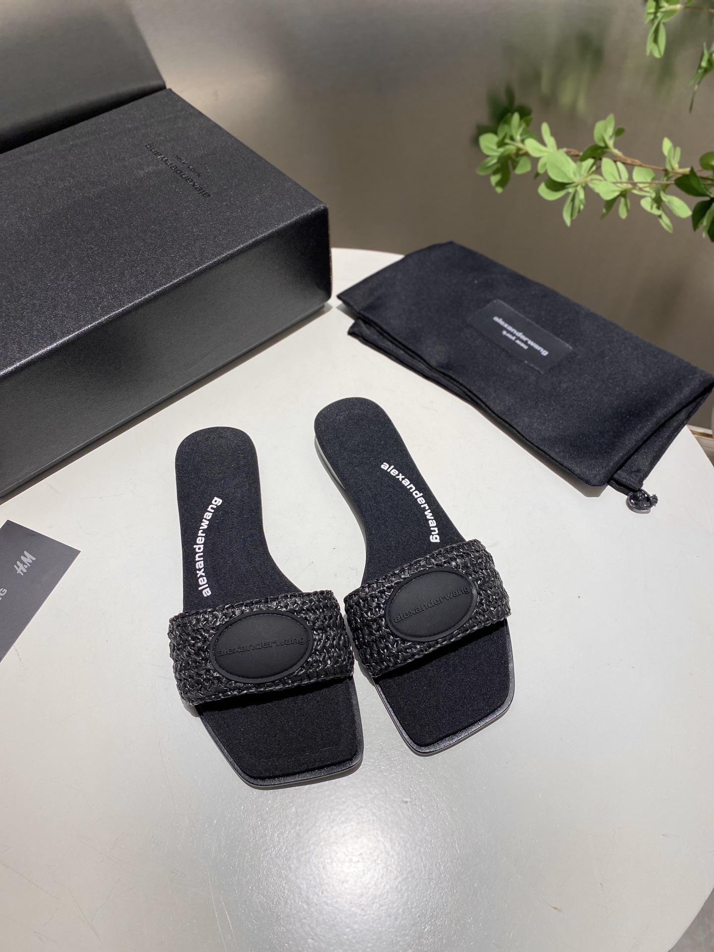 NO:263500,Praise. King New style!  Alexander Wang Alexander King high heels women's luxury goods Alexande* Wang original 1:1 material, lazy people drag, a must-have for casual!  The insole with concave and convex feel with massage is an excellent match with glue-injected logo with the most fashionable square head   high elastic injection molding material queen!  The comfort is so good, the beauty is really beautiful, the position just can reveal the seams of the feet, it is really sexy~ the letter logo design is very special!  , The original leather is easy to control!  Three colors of imported denim (black, blue, apricot) footbed imported beef custom beef cloth, heel height 1.cm, original Italian imported perm leather outsole, size 35-39 (34.40.41.42.43. Custom made), slippers, alexander wang, high heels, slippers, Leather soles19860909批.大王 新款！Alexander Wang亚历山大王高跟鞋女士奢侈品Alexande* Wang原版1:1的材料,懒人拖,休闲必选！ 凹凸感带按摩的鞋垫配上注胶 Logo 搭配最潮方头 高弹注塑材质女王的绝佳搭配！舒服感爆棚,美是真的美,位置刚好可以露脚缝, 真的很sexy～字母logo设计很特别！,原厂皮料很好驾驭！ 鞋面进口牛仔布（黑色,蓝色,杏色）三个色 垫脚进口牛定制牛子布 跟高1.cm 鞋底原版意大利进口透染真皮大底 码数35-39（34.40.41.42.43.可定做）,拖鞋,alexander wang,high heels,slippers,Leather soles,Women's Shoes