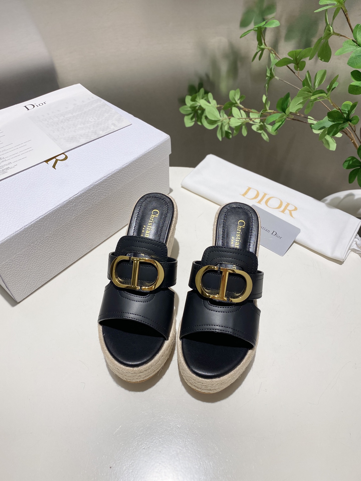 NO:263494,The popular Dior 25ss summer high-end new sandals. Simple and super versatile. Perfect and luxurious to wear with spring and summer clothing. The foot feels more comfortable!  The original material is perfectly replicated. The original disassembled mold is used. The original fabric is customized cowhide. The inner lining is customized sheepskin. The foot pad is original customized sheepskin. The original sole is woven wedge outsole. The heel height is 9.5cm. The original packaging is full set of sizes 35-41. Slippers, dior, dior, sandals, slippers, cowhide, sheepskin.19860909爆款增高款批 Dior 迪奥 25ss 夏季高版本新款凉鞋. 简约超级百搭. 上脚完美奢华可任意搭配春夏服饰. 脚感更是舒适！材质原版完美复刻. 原版拆解开模. 面料原版定制牛皮 内里原版定制羊皮 垫脚原版定制羊皮 大底原版编织坡跟大底 跟高9.5cm 包装原版全套包装 码数35-41,拖鞋,dior,dior,sandals,slippers,cowhide,sheepskin,Women's Shoes