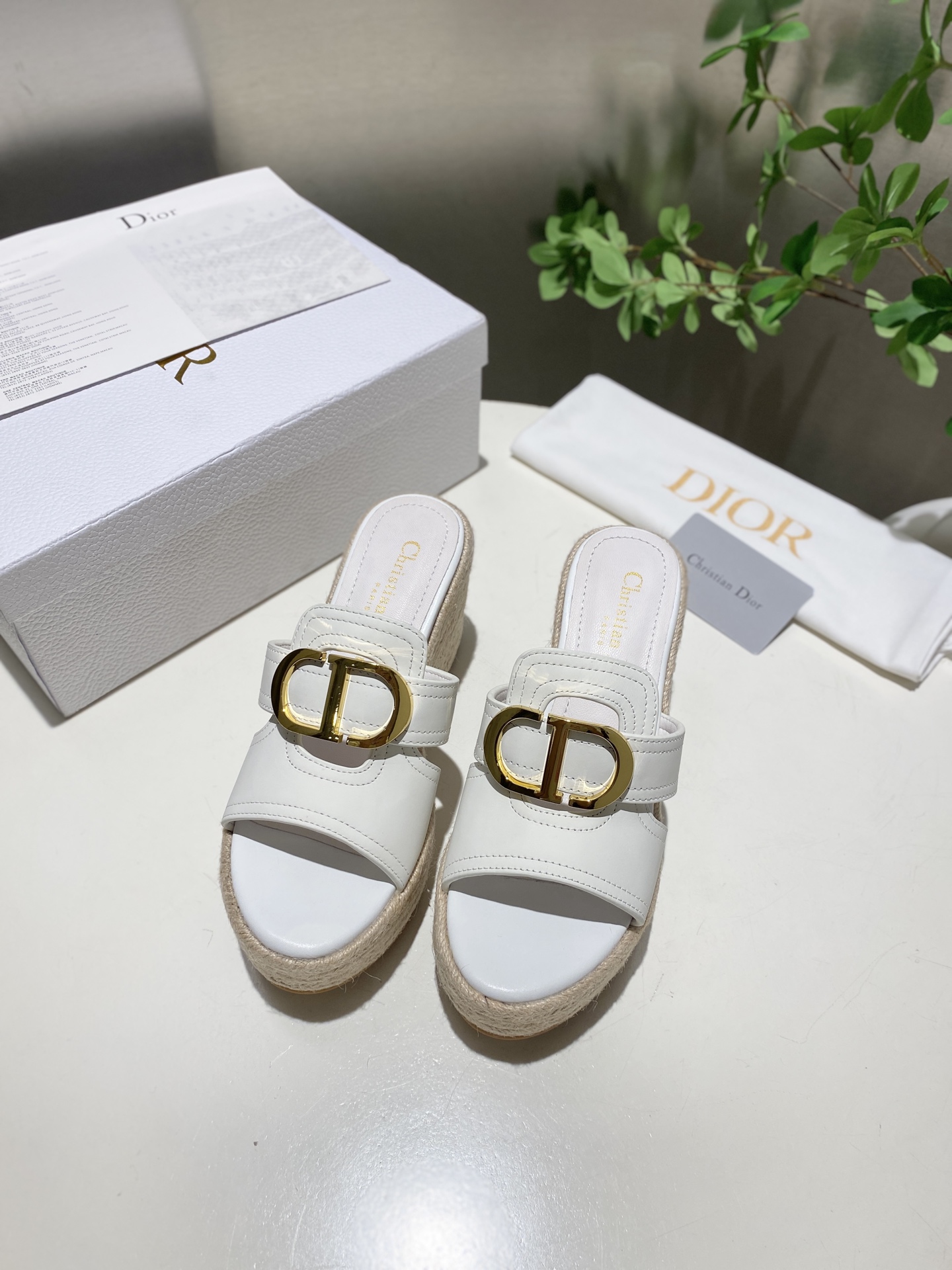 NO:263497,The top-notch Dior 25ss summer high-end new sandals. Simple and super versatile. Perfect and luxurious to wear with spring and summer clothing. The feel of the feet is even more comfortable!  The original material is perfectly replicated. The original disassembled mold is used. The original fabric is customized cowhide. The inner lining is customized sheepskin. The foot pad is original customized sheepskin. The original sole is woven wedge outsole. The heel height is 9.5cm. The original packaging is full set of sizes 35-41. Slippers, dior, dior, sandals, slippers, cowhide, sheepskin.19860909爆款**款批 Dior 迪奥 25ss 夏季高版本新款凉鞋. 简约超级百搭. 上脚完美奢华可任意搭配春夏服饰. 脚感更是舒适！材质原版完美复刻. 原版拆解开模. 面料原版定制牛皮 内里原版定制羊皮 垫脚原版定制羊皮 大底原版编织坡跟大底 跟高9.5cm 包装原版全套包装 码数35-41,拖鞋,dior,dior,sandals,slippers,cowhide,sheepskin,Women's Shoes