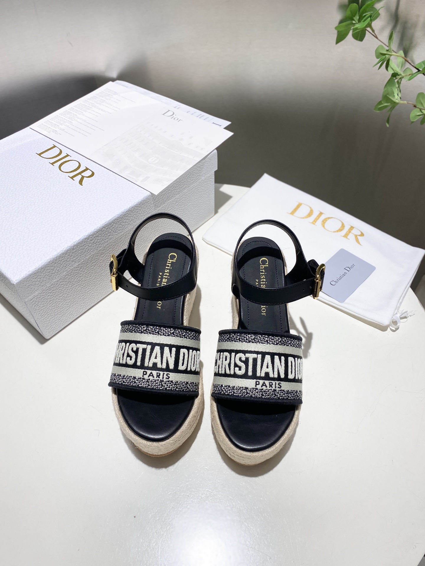 NO:390959,The popular Dior 25ss summer high-end new sandals. Simple and super versatile. Perfect and luxurious on the feet, you can match it with spring and summer clothing at will. The feet feel more comfortable!  The original material is perfectly replicated. The original disassembled mold is unpacked. The original fabric is customized cowhide. The inner lining is customized sheepskin. The foot pad is original customized sheepskin. The original sole is woven wedge outsole. The heel height is 9.5cm. The original packaging is full-packed. The number of sizes is 35-41 (41 customization is not returned or exchanged), sandals, dior, dior, sandals, cowhide, sheepskin19860909爆款爆款批 Dior 迪奥 25ss 夏季高版本新款凉鞋. 简约超级百搭. 上脚完美奢华可任意搭配春夏服饰. 脚感更是舒适！材质原版完美复刻. 原版拆解开模. 面料原版定制牛皮 内里原版定制羊皮 垫脚原版定制羊皮 大底原版编织坡跟大底 跟高9.5cm 包装原版全套包装 码数35-41（41订制不退换）,凉鞋,dior,dior,sandals,cowhide,sheepskin,Women's Shoes