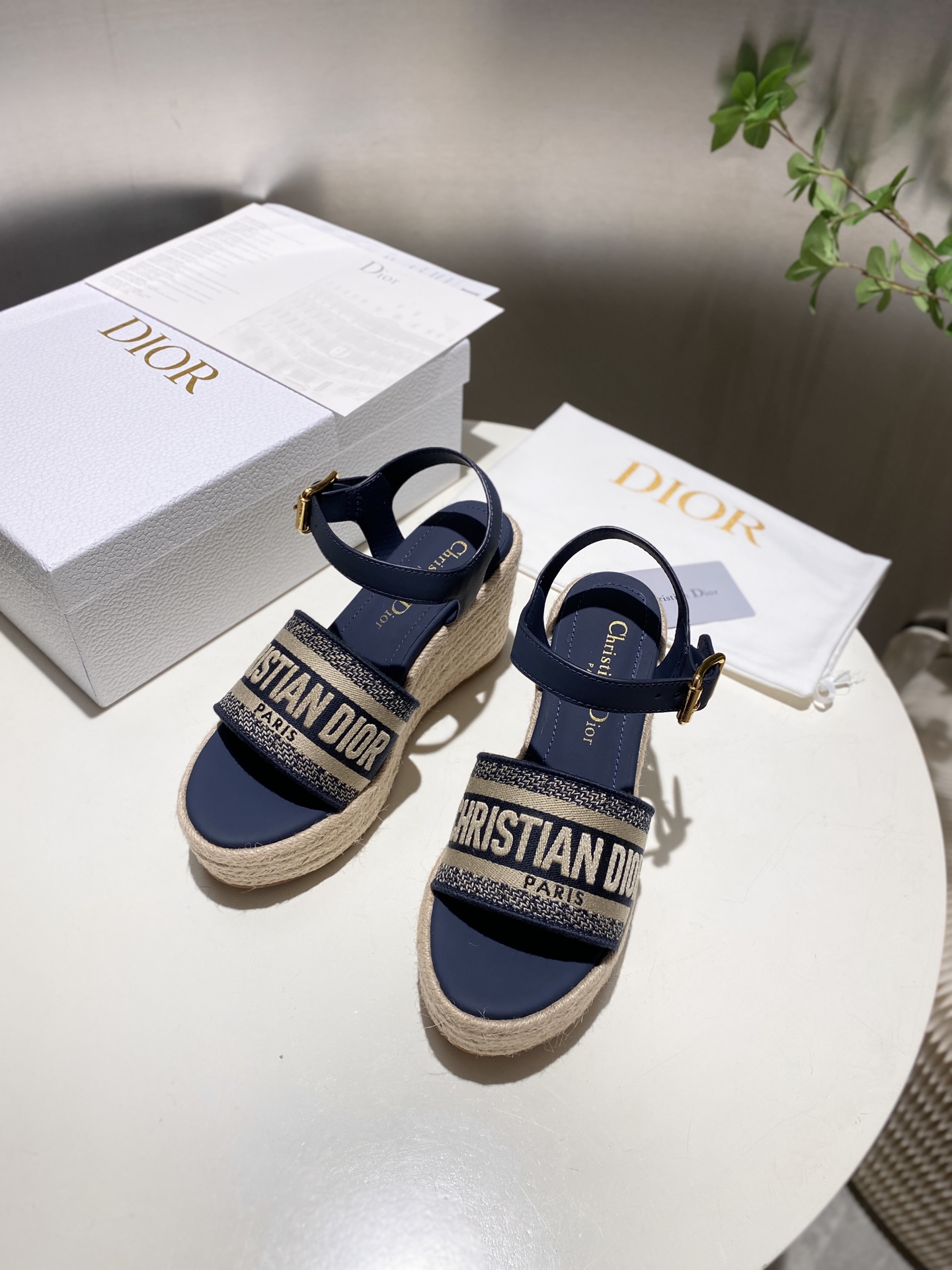 NO:265939,The popular Dior 25ss summer high-end new sandals. Simple and super versatile. Perfect and luxurious on the feet, you can match it with spring and summer clothing at will. The feet feel more comfortable!  The original material is perfectly replicated. The original disassembled mold is unpacked. The original fabric is customized cowhide. The inner lining is customized sheepskin. The foot pad is original customized sheepskin. The original sole is braided wedge outsole. Heel height is 9.5cm. The original packaging is full set of sizes 35-41. Sandals, dior, dior, sandals, cowhide, sheepskin.19860909爆款爆款批 Dior 迪奥 25ss 夏季高版本新款凉鞋. 简约超级百搭. 上脚完美奢华可任意搭配春夏服饰. 脚感更是舒适！材质原版完美复刻. 原版拆解开模. 面料原版定制牛皮 内里原版定制羊皮 垫脚原版定制羊皮 大底原版编织坡跟大底 跟高9.5cm 包装原版全套包装 码数35-41,凉鞋,dior,dior,sandals,cowhide,sheepskin,Women's Shoes