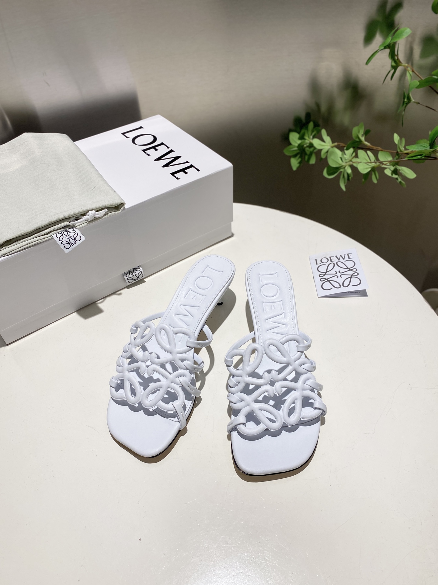 NO:669078,Genuine leather sole, rubber sole, the latest LOEWE [Fireworks] [Fireworks] SS summer limited edition hollow slippers, they are really beautiful on your feet!  !  !  Highly recommended, super lazy drag, the same style as that of celebrity bloggers!  Fabric imported sheepskin Lining: imported sheepskin Outsole: genuine leather injection dyed sole Heel height 4.5cm Number: 35-43 No standard can be customized, slippers, loewe, loewe, slippers, sheepskin19860909批真皮底.胶底.最新罗意威LOEWE [烟花][烟花]SS夏季限定镂空拖鞋,上脚真的太美了！！！强烈推荐,超级懒人拖,明星博主同款！ 面料进口羊皮 里料:进口羊皮 大底:真皮注塑透染底 跟高4.5cm 数码:35-43 无标可定做,拖鞋,loewe,loewe,slippers,sheepskin,Women's Shoes