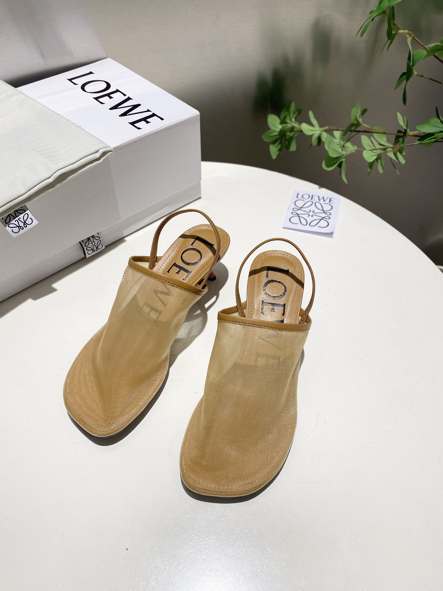 NO:669075,.The latest LOEWE .Limited summer ice mesh slippers, real air-conditioned shoes, with looming beauty, they are really beautiful on the feet!  !  !  Highly recommended, super lazy fashion slippers, three ways to wear them, the same style worn by celebrity bloggers!  Fabric imported ice mesh Lining: imported sheepskin Heel height: 4.5cm Outsole: original beef tendon wear-resistant sole Number: 35-40, sandals, loewe, loewe, sandals, slippers, sheepskin19860909.最新罗意威LOEWE .夏季限定冰丝网拖鞋,真正空调鞋,加若隐若现的美感,上脚真的太美了！！！强烈推荐,超级懒人时装拖,三种穿法,明星博主同款！ 面料进口冰丝网 里料:进口羊皮 跟高:4.5cm 大底:原版牛筋耐磨底 数码:35-40,凉鞋,loewe,loewe,sandals,slippers,sheepskin,Women's Shoes