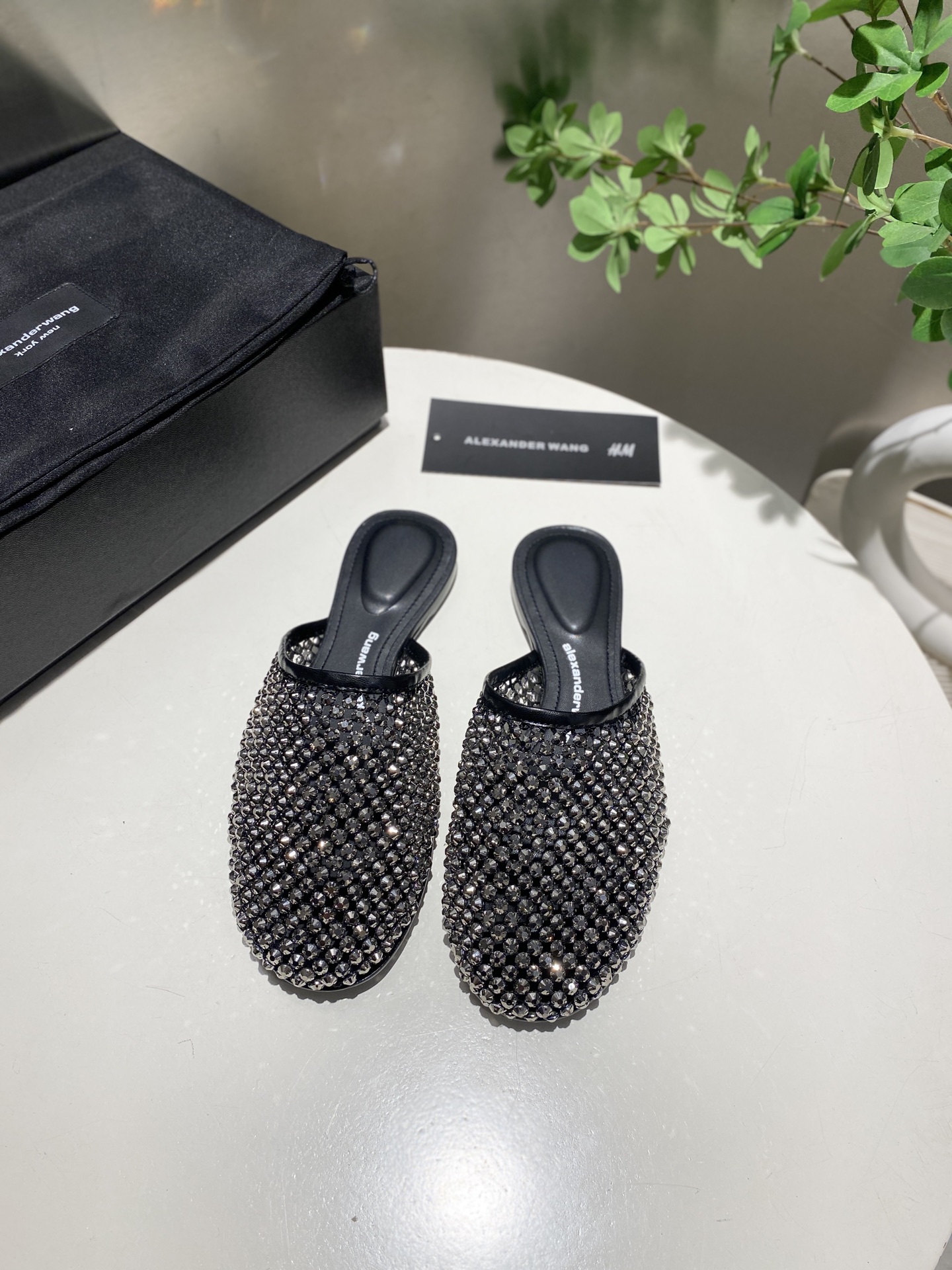 NO:448671,Praise. King New style!  Alexander Wang high heels for women, luxury products for women, Alexande* Wang original 1:1 material, concave and convex and massage insoles with glue, logo. High elastic injection molding material is very comfortable. The original leather is easy to control!  Imported ice silk mesh (black, apricot color.) two colors of upper inner lining: imported sheepskin footbed imported sheepskin heel height 1cm sole original Italian imported dyed leather outsole size 35-39 (34.40.41.42.43. Custom made), semi-torque, alexander wang, high heels, sheepskin, Leather soles19860909批.大王 新款！Alexander Wang亚历山大王高跟鞋女士奢侈品Alexande* Wang原版1:1的材料 凹凸感带按摩的鞋垫配上注胶 Logo .高弹注塑材质舒服感爆棚.原厂皮料很好驾驭！ 鞋面进口冰丝网（黑色.杏色.）两个色 内里:进口羊皮 垫脚进口羊皮 跟高1cm 鞋底原版意大利进口透染真皮大底 码数35-39（34.40.41.42.43.可定做）,半拖,alexander wang,high heels,sheepskin,Leather soles,Women's Shoes