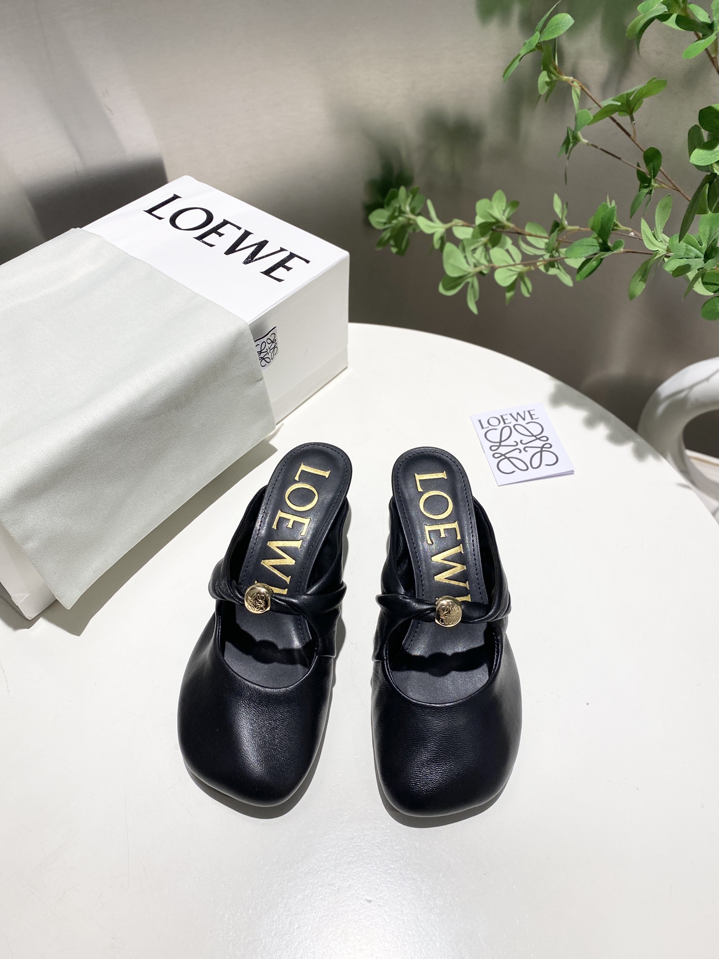 NO:448663,[Celebration] [Celebration] The latest Loewe LOEWE 25SS summer limited edition slippers, paired with the hottest tones in spring and summer, truly casual and fashionable drag, plus a faint beauty, using lambskin, touching the leather surface, it feels like a baby's skin, super soft and comfortable, and it's really beautiful on the feet!  !  !  Highly recommended, super lazy fashion drag, same style as celebrity bloggers!  Fabric: Imported lambskin Lining: Imported lambskin Heel height: 4.5cm Large sole: Original beef tendon wear-resistant bottom Digital: 34-43 (34.40.41.42.43 Customized), semi-torch, loewe, loewe, slippers, sheepskin19860909批.[庆祝][庆祝]最新罗意威LOEWE 25SS夏季限量版的拖鞋,搭配春夏最火的色调,真正的休闲时尚拖,加若隐若现的美感,采用胎小羊皮,触碰皮面就像婴儿的皮肤一样的感觉,超软超舒服,上脚真的美极了！！！强烈推荐,超级懒人时装拖,明星博主同款！ 面料:进口小羊皮 里料:进口小羊皮 跟高:4.5cm 大底:原版牛筋耐磨底 数码:34-43（34.40.41.42.43定做）,半拖,loewe,loewe,slippers,sheepskin,Women's Shoes