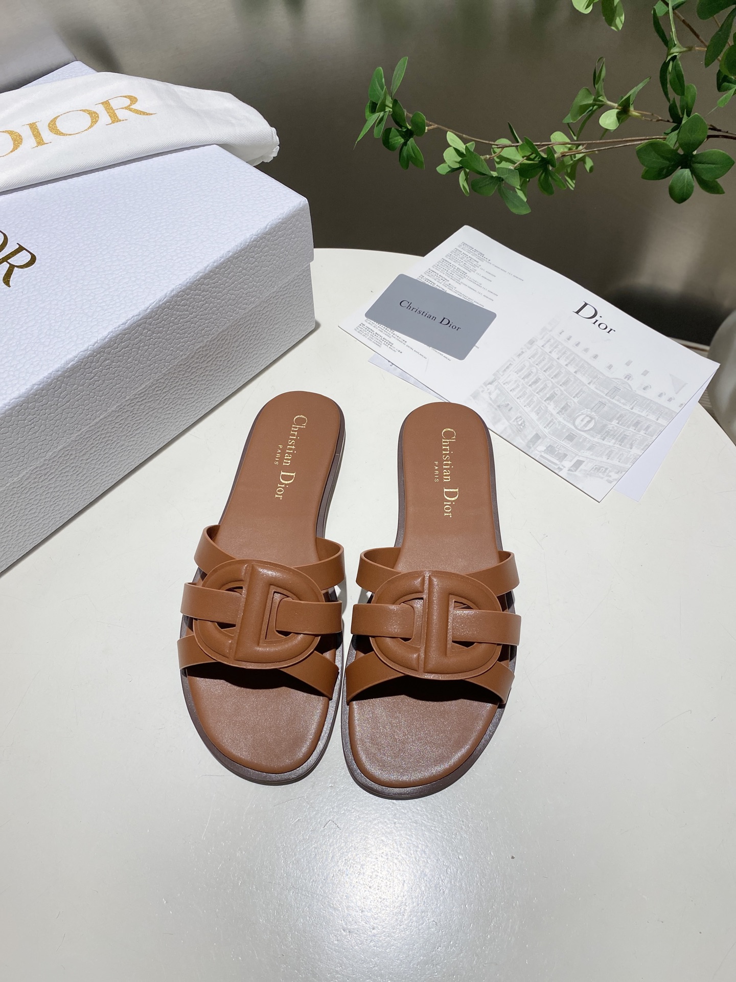 NO:448655,Dior 25ss summer high-end new sandals. Simple and super versatile. Perfect and luxurious to wear with spring and summer clothing. The foot feels even more comfortable!  The original material is perfectly replicated. The original disassembled mold is unpacked. The original fabric is customized cowhide. The inner lining is customized sheepskin. The foot pad is original custom sheepskin. The original sole is original genuine leather outsole. Heel high flat heel. The original packaging is full set of packaging. Size 35-40 (can be customized for 41), slippers, dior, dior, sandals, slippers, cowhide, sheepskin, Leather soles19860909批 Dior 迪奥 25ss 夏季高版本新款凉鞋. 简约超级百搭. 上脚完美奢华可任意搭配春夏服饰. 脚感更是舒适！材质原版完美复刻. 原版拆解开模. 面料原版定制牛皮 内里原版定制羊皮 垫脚原版定制羊皮 大底原版真皮大底 跟高平跟 包装原版全套包装 码数35-40（可定做41）,拖鞋,dior,dior,sandals,slippers,cowhide,sheepskin,Leather soles,Women's Shoes