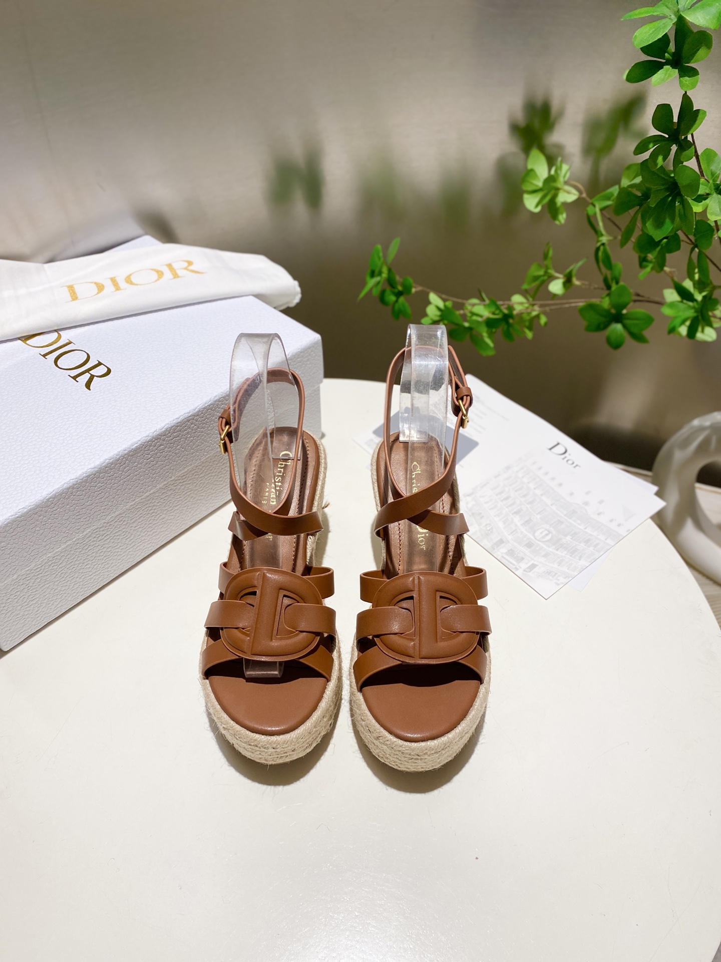 NO:448647,Dior 25ss summer high-end new sandals. Simple and super versatile. Perfect and luxurious to wear with spring and summer clothing. The foot feels even more comfortable!  The original material is perfectly replicated. The original disassembled mold is detached. The original fabric is customized cowhide. The inner lining is customized sheepskin. The foot pad is original customized sheepskin. The original sole is woven wedge outsole. Heel height is 9.5cm. The original packaging is full set of packaging. The number of sizes is 35-40 (custom-made 41), sandals, dior, dior, sandals, cowhide, sheepskin19860909批 Dior 迪奥 25ss 夏季高版本新款凉鞋. 简约超级百搭. 上脚完美奢华可任意搭配春夏服饰. 脚感更是舒适！材质原版完美复刻. 原版拆解开模. 面料原版定制牛皮 内里原版定制羊皮 垫脚原版定制羊皮 大底原版编织坡跟大底 跟高9.5cm 包装原版全套包装 码数35-40（可定做41）,凉鞋,dior,dior,sandals,cowhide,sheepskin,Women's Shoes