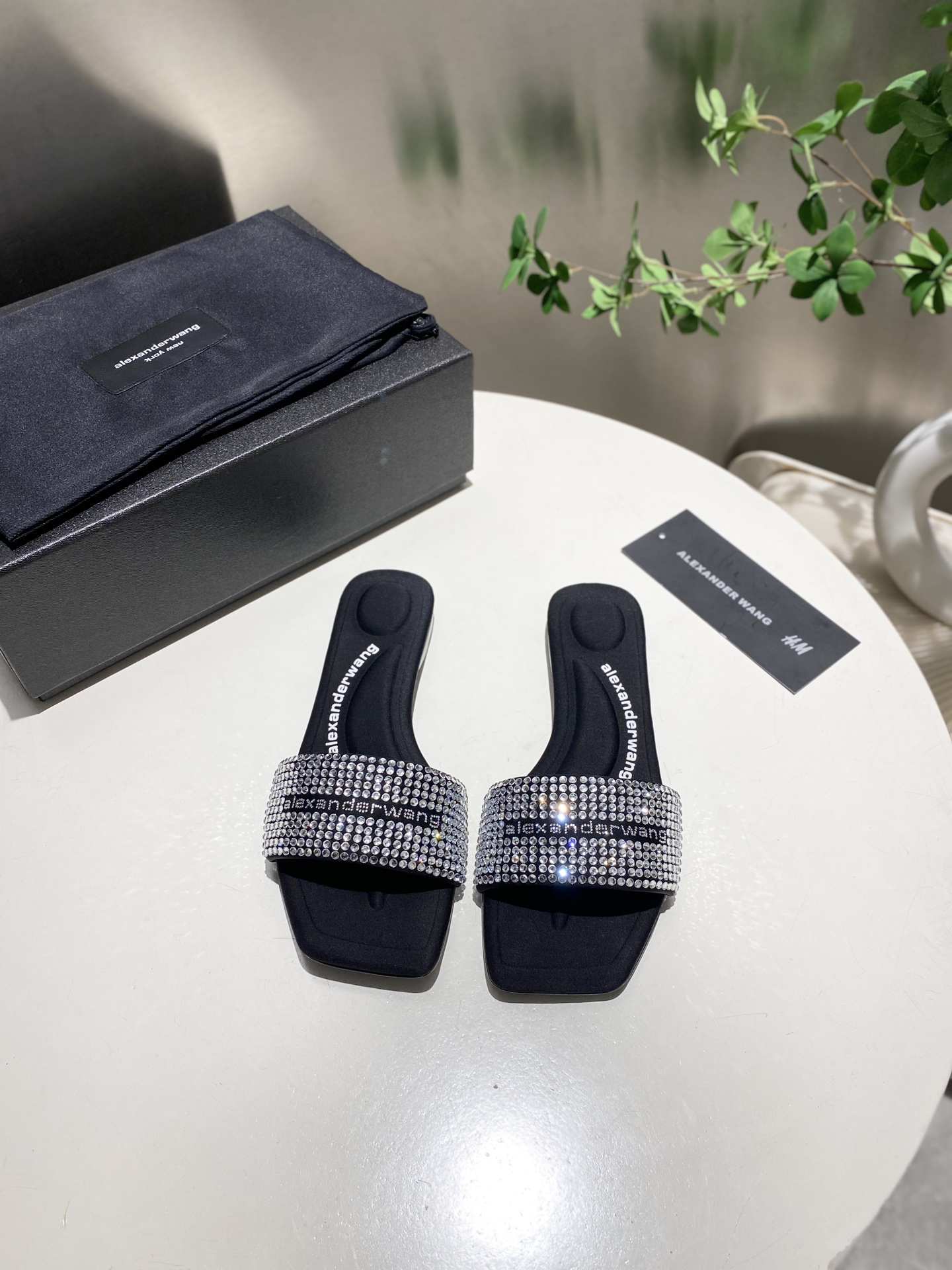 NO:448677,Praise. King New style!  Alexander Wang Alexander King high heels women's luxury goods Alexande* Wang original 1:1 material, lazy people drag, a must-have for casual!  The insole with concave and convex feel with massage is an excellent match with glue-injected logo with the most fashionable square head + high elastic injection molding material queen!  The feeling of comfort is full of beauty, the beauty is really beautiful, the position is just enough to reveal the gaps of the feet, and tens of thousands of diamonds are placed under the feet, and the letter logos are all composed of combinations!  Full of luxury, 1:1 materials are easy to control!  Imported silk on the upper (black, blue, pink), imported silk on the foot pad Heel height 1.cm Sole original Italian imported perm color leather outsole Size 35-39 (34.40.41.42.43. Custom made), slippers, alexander wang, high heels, slippers, Leather soles19860909批.大王 新款！Alexander Wang亚历山大王高跟鞋女士奢侈品Alexande* Wang原版1:1的材料,懒人拖,休闲必选！ 凹凸感带按摩的鞋垫配上注胶 Logo 搭配最潮方头+高弹注塑材质女王的绝佳搭配！舒服感爆棚,美是真的美,位置刚好可以露脚缝, 万颗钻石踩在脚下,字母logo全部都是由拼组而成！满满的奢华感,1:1材料很好驾驭！ 鞋面进口丝绸（黑色,蓝色,粉色）, 垫脚进口丝绸 跟高1.cm 鞋底原版意大利进口透染真皮大底 码数35-39（34.40.41.42.43.可定做）,拖鞋,alexander wang,high heels,slippers,Leather soles,Women's Shoes