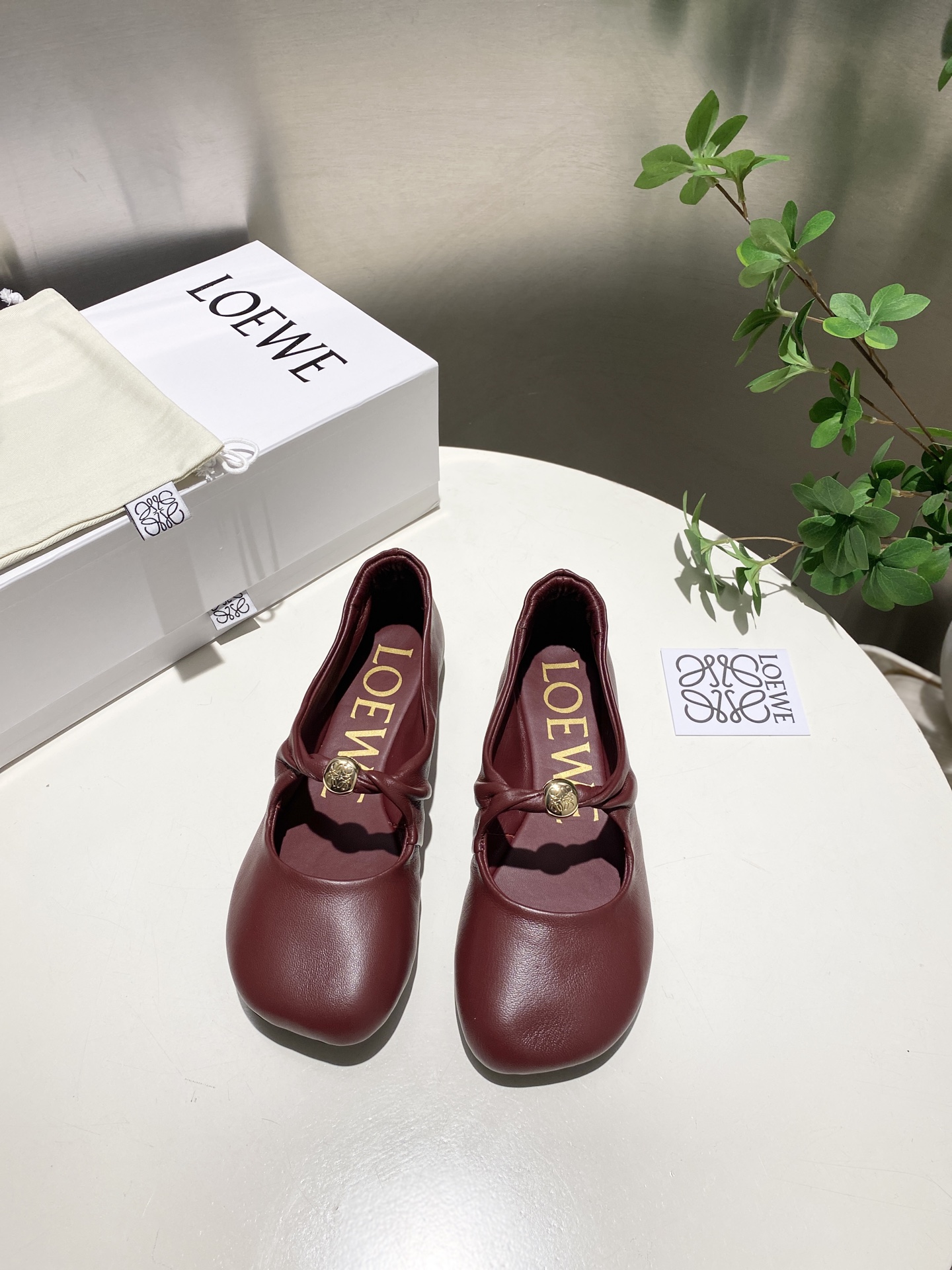 NO:448645,2025 latest Loewe LOEWE [Fireworks] [Fireworks] SS summer limited edition slippers, paired with the hottest color in spring and summer, truly casual and fashionable flat-soled dancing shoes, plus a faint beauty, using lambskin, touching the leather surface, it feels like a baby's skin, it feels like not wearing it, super light, super soft, super comfortable, it is really beautiful on the feet!  !  !  Highly recommended, super lazy casual shoes, same style as celebrity bloggers!  Fabric: five colors of imported lambskin (black, white, yellow, khaki, wine red,) Lining: imported lambskin Heel height: 1cm Outsole: original beef tendon wear-resistant sole Digital: 35-40, ballet shoes, loewe, loewe, slippers, sheepskin19860909批.2025最新罗意威LOEWE [烟花][烟花]SS夏季限量版的拖鞋,搭配春夏最火的色调,真正的休闲时尚平底跳舞鞋,加若隐若现的美感,采用胎小羊皮,触碰皮面就像婴儿的皮肤一样的感觉,就像没穿一样感觉,超轻 超软 超舒服,上脚真的美极了！！！强烈推荐,超级懒人休闲鞋,明星博主同款！ 面料:进口小羊皮（黑,白,黄,卡其,酒红,）五个色 里料:进口小羊皮 跟高:1cm 大底:原版牛筋耐磨底 数码:35-40,芭蕾舞鞋,loewe,loewe,slippers,sheepskin,Women's Shoes