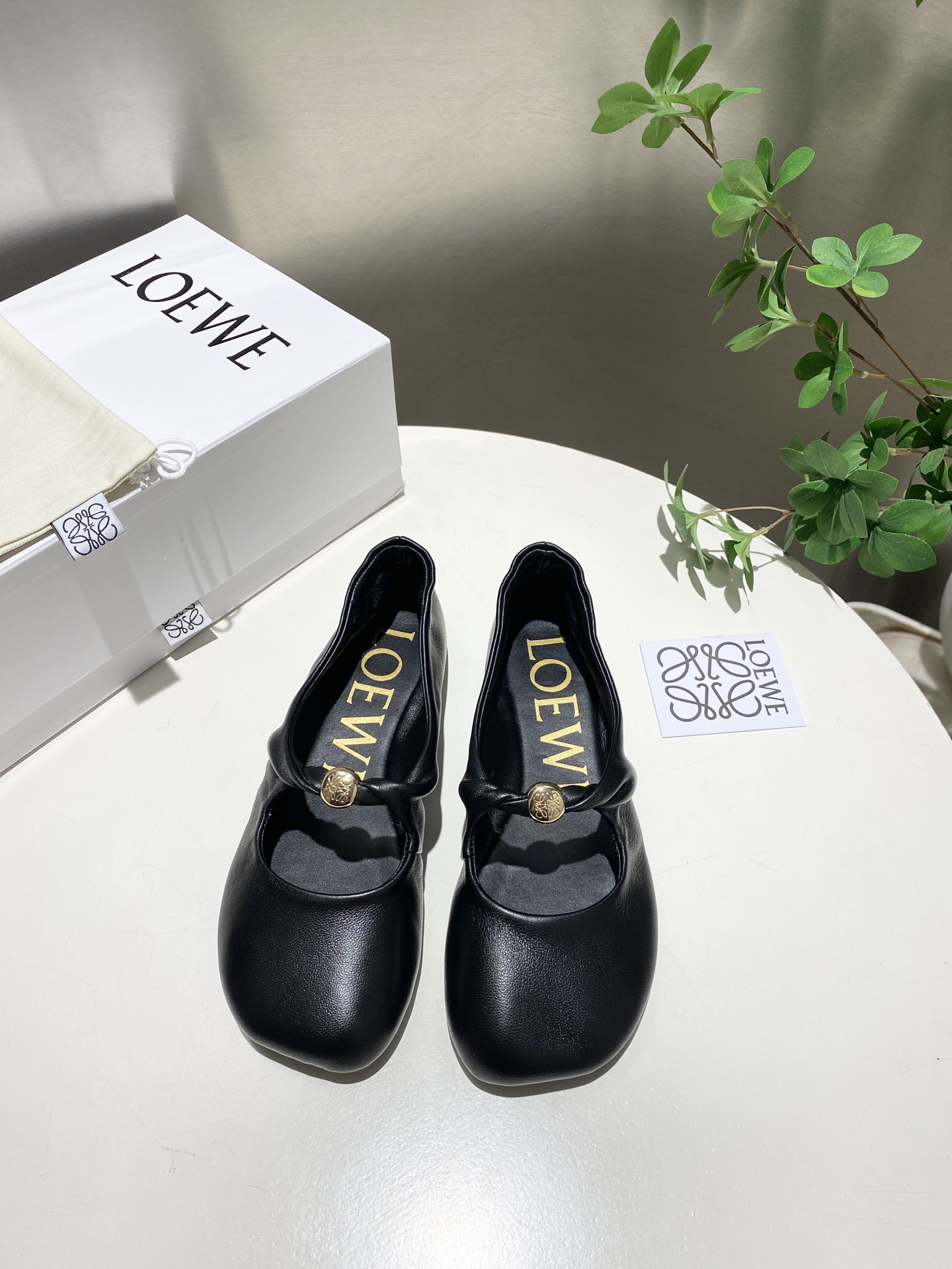 NO:448653,260.2025 Latest Loewe LOEWE [Fireworks] [Fireworks] SS summer limited edition slippers, paired with the hottest tones in spring and summer, truly casual and fashionable flat-soled dancing shoes, plus a faint beauty, using lambskin, touching the leather surface, it feels like a baby's skin, it feels like not wearing it, super light, super soft, super comfortable, and it's really beautiful on the feet!  !  !  Highly recommended, super lazy casual shoes, same style as celebrity bloggers!  Fabric: five colors of imported lambskin (black, white, yellow, khaki, wine red,) Lining: imported lambskin Heel height: 1cm Outsole: original beef tendon wear-resistant sole Digital: 35-40, ballet shoes, loewe, loewe, slippers, sheepskin19860909批260.2025最新罗意威LOEWE [烟花][烟花]SS夏季限量版的拖鞋,搭配春夏最火的色调,真正的休闲时尚平底跳舞鞋,加若隐若现的美感,采用胎小羊皮,触碰皮面就像婴儿的皮肤一样的感觉,就像没穿一样感觉,超轻 超软 超舒服,上脚真的美极了！！！强烈推荐,超级懒人休闲鞋,明星博主同款！ 面料:进口小羊皮（黑,白,黄,卡其,酒红,）五个色 里料:进口小羊皮 跟高:1cm 大底:原版牛筋耐磨底 数码:35-40,芭蕾舞鞋,loewe,loewe,slippers,sheepskin,Women's Shoes