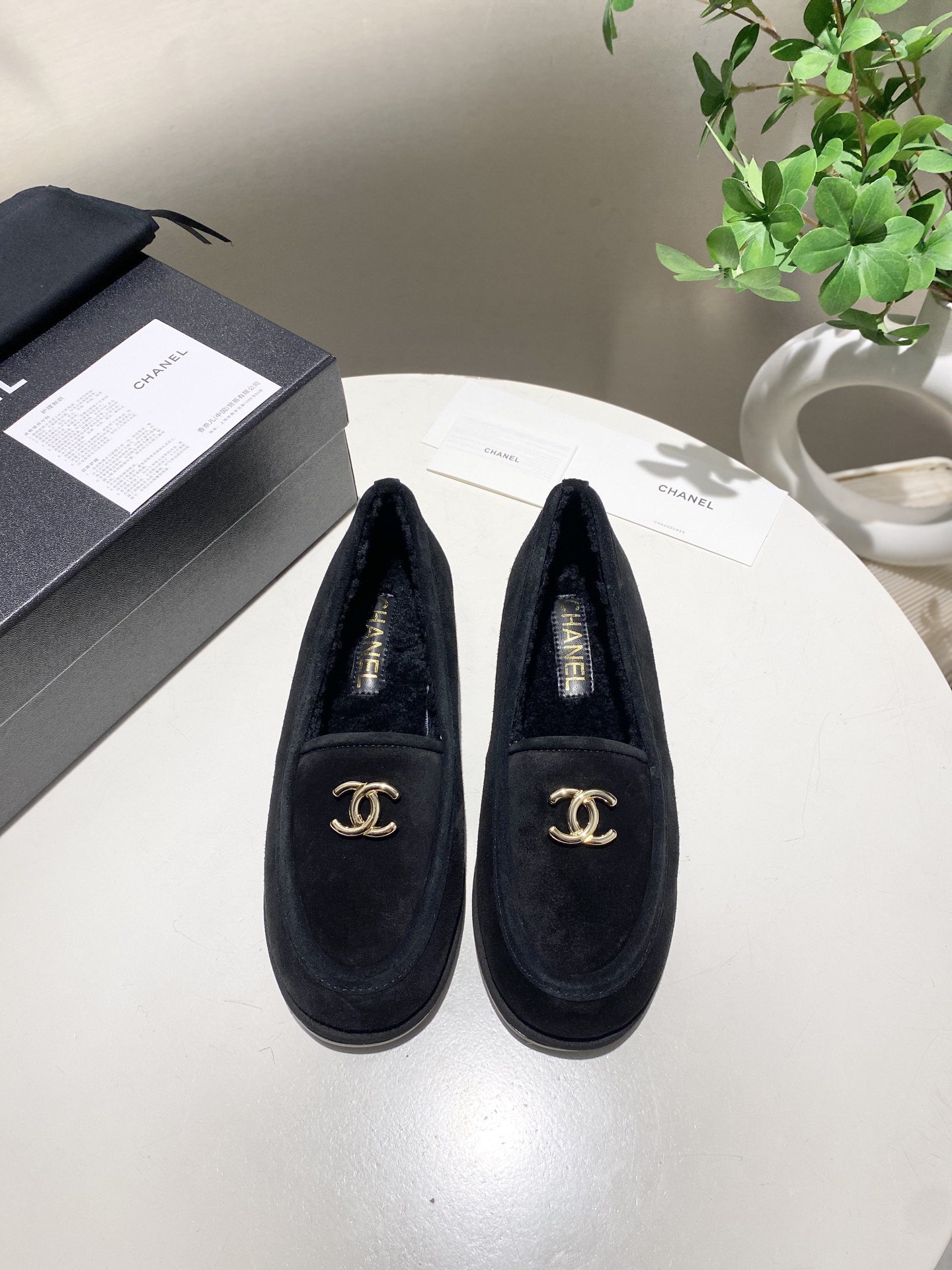 NO:669072,Classic ChaneL 25K Teddy Furry Loafers, simple and high-end design, super versatile!  Double C logo embellishment!  Imported suede has the texture of natural animal leather visible to the naked eye!  The top version is stress-free when entering and exiting the cabinet. It has a bookish texture on the feet and feels super good on the feet. Versatile item. Customized imported suede upper. Imported lamb wool lining. Outsole. Imported genuine leather outsole. Size 35-40. Comes with a full set of packaging, loafers, sandals, chanel, loafers, sandals, chamois leather, Leather soles.19860909经典款 ChaneL 25K泰迪毛毛乐福鞋 设计简约高级,超级百搭款！双C logo点缀！进口麂皮肉眼可见的天然动物皮革的质感！ 顶级版本 进出柜柜无压力 上脚很有书香气质 脚感超好 百搭单品 鞋面定制进口麂皮 内里进口羊羔毛 大底进口真皮大底 Size35-40 配全套包装,乐福鞋凉鞋,chanel,loafers,sandals,chamois leather,Leather soles,Women's Shoes