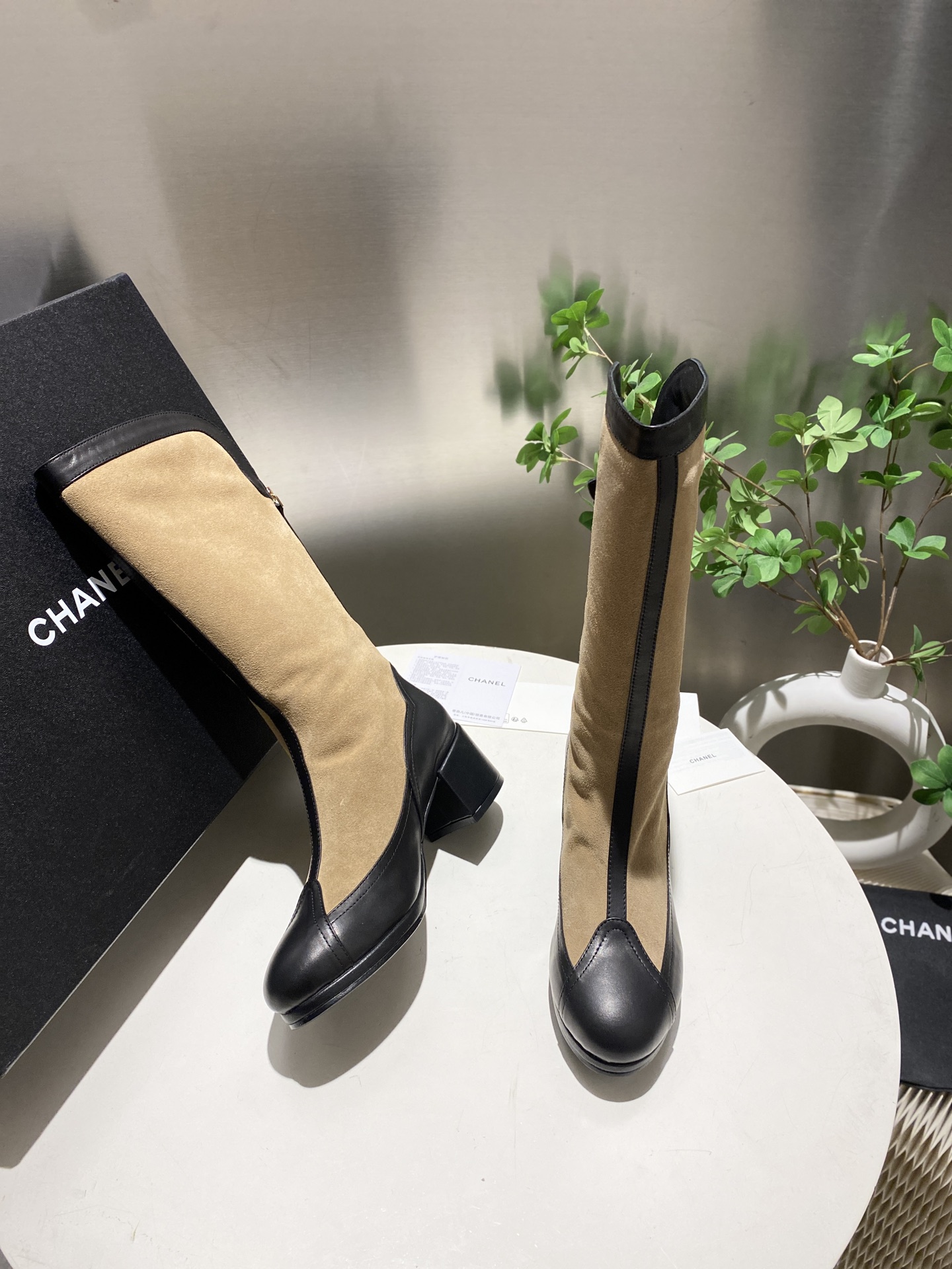 NO:669070,CHANEL Chanel 25ss Xiaoxiang's new autumn and winter boots are really a representative of handsome fashion. They are embellished with hardware letters and are low-key yet luxurious!  Simple, fashionable, individual and grand!  The natural and smooth beauty has a beauty that amazes the time. You should also show off your long legs in winter ~ Imported cowhide for the upper, sheepskin lining for the upper, original genuine leather outsole for the size 35-40, boots, chanel, chanel, boots, cowhide, sheepskin, Leather soles19860909CHANEL 香奈儿 25ss 小香秋冬新款靴 真的是帅气时尚的代表 五金字母点缀 低调不失奢华！简约时尚个性又大气！ 自然流畅的美感,有种惊艳了时光的美感,冬日也要展现大长腿～ 鞋面进口牛皮 内里羊皮里  大底原版真皮大底 Size35-40,靴子,chanel,chanel,boots,cowhide,sheepskin,Leather soles,Women's Shoes