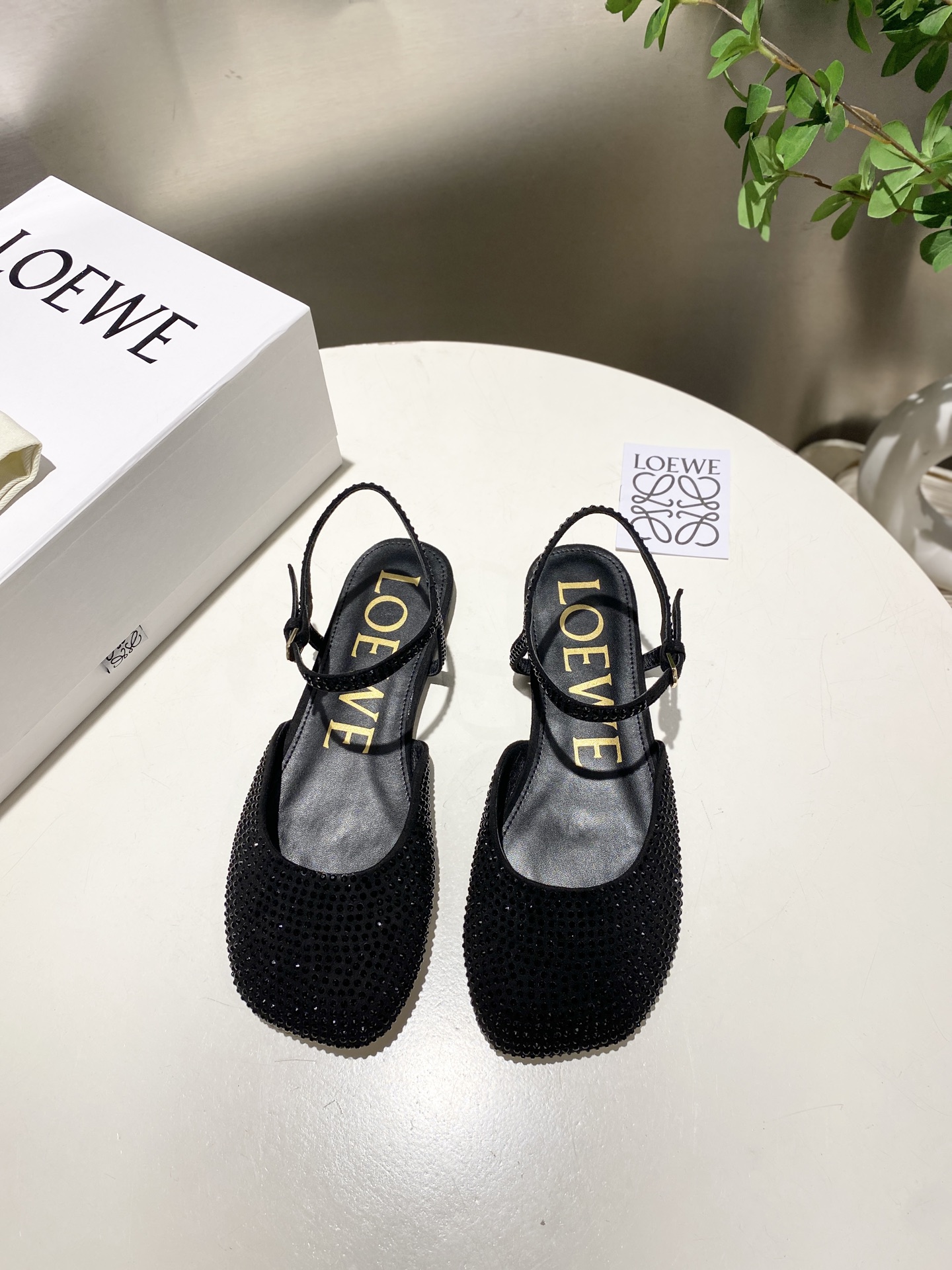 NO:669071,Good quality. The latest LOEWE. Summer limited edition slippers, with the hottest colors in spring and summer, real casual fashion flat dancing shoes, with looming beauty, made of fine imported calfskin, touching the leather surface feels like baby's skin, as if you are not wearing anything, super light, super soft, super comfortable, really beautiful on your feet!  !  !  Highly recommended, super fashionable and the most dazzling in Paris, same style as celebrity bloggers!  Fabric: Imported calfskin (black, white, yellow, khaki, burgundy) five colors, diamond surface (black, blue, green) three colors Lining: imported sheepskin Heel height: 1cm Outsole: original leather outsole Number: 35-39 (34.40.41.42.43. Can be customized), high-heeled sandals, loewe, loewe, sandals, high  heels,slippers,cowhide,sheepskin,Leather soles19860909品质好钻款.最新罗意威LOEWE.夏季限量版的拖鞋,搭配春夏最火的色调,真正的休闲时尚平底跳舞鞋,加若隐若现的美感,采用细腻进口的小牛皮,触碰皮面就像婴儿的皮肤一样的感觉,就像没穿一样感觉,超轻 超软 超舒服,上脚真的美极了！！！强烈推荐,超级时尚巴黎最耀眼,明星博主同款！ 面料:进口小牛皮（黑,白,黄,卡其,酒红,）五色,钻面(黑,蓝,绿) 三色 里料:进口羊皮 跟高:1cm 大底:原版真皮大底 数码:35-39（34.40.41.42.43.可定做）,高跟鞋凉鞋,loewe,loewe,sandals,high heels,slippers,cowhide,sheepskin,Leather soles,Women's Shoes