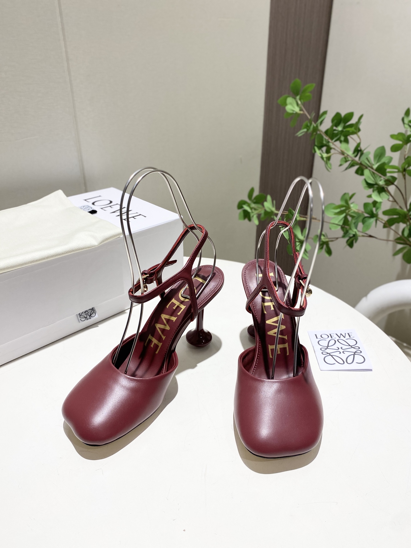 NO:669076,Good quality. The latest LOEWE. Summer limited edition slippers, with the hottest colors in spring and summer, real casual and fashionable flat dancing shoes with looming beauty. They are made of fine imported calfskin. When touching the leather surface, it feels like a baby's skin. It feels like you are not wearing anything. It is super light, super soft and super comfortable. It is really beautiful on your feet!  !  !  Highly recommended, super fashionable and the most dazzling in Paris, same style as celebrity bloggers!  Fabric: Imported calfskin (black, white, yellow, khaki, burgundy) five colors, diamond surface (black, blue, green) three colors Lining: imported sheepskin Heel height: 6cm/10cm Outsole: original leather outsole Number: 35-39 (34.40.41.42.43. Can be customized), high-heeled sandals, loewe, loewe, sandals, high  heels,slippers,cowhide,sheepskin,Leather soles19860909品质好.最新罗意威LOEWE.夏季限量版的拖鞋,搭配春夏最火的色调,真正的休闲时尚平底跳舞鞋,加若隐若现的美感,采用细腻进口的小牛皮,触碰皮面就像婴儿的皮肤一样的感觉,就像没穿一样感觉,超轻 超软 超舒服,上脚真的美极了！！！强烈推荐,超级时尚巴黎最耀眼,明星博主同款！ 面料:进口小牛皮（黑,白,黄,卡其,酒红,）五色,钻面(黑,蓝,绿) 三色 里料:进口羊皮 跟高:6cm/10cm 大底:原版真皮大底 数码:35-39（34.40.41.42.43.可定做）,高跟鞋凉鞋,loewe,loewe,sandals,high heels,slippers,cowhide,sheepskin,Leather soles,Women's Shoes