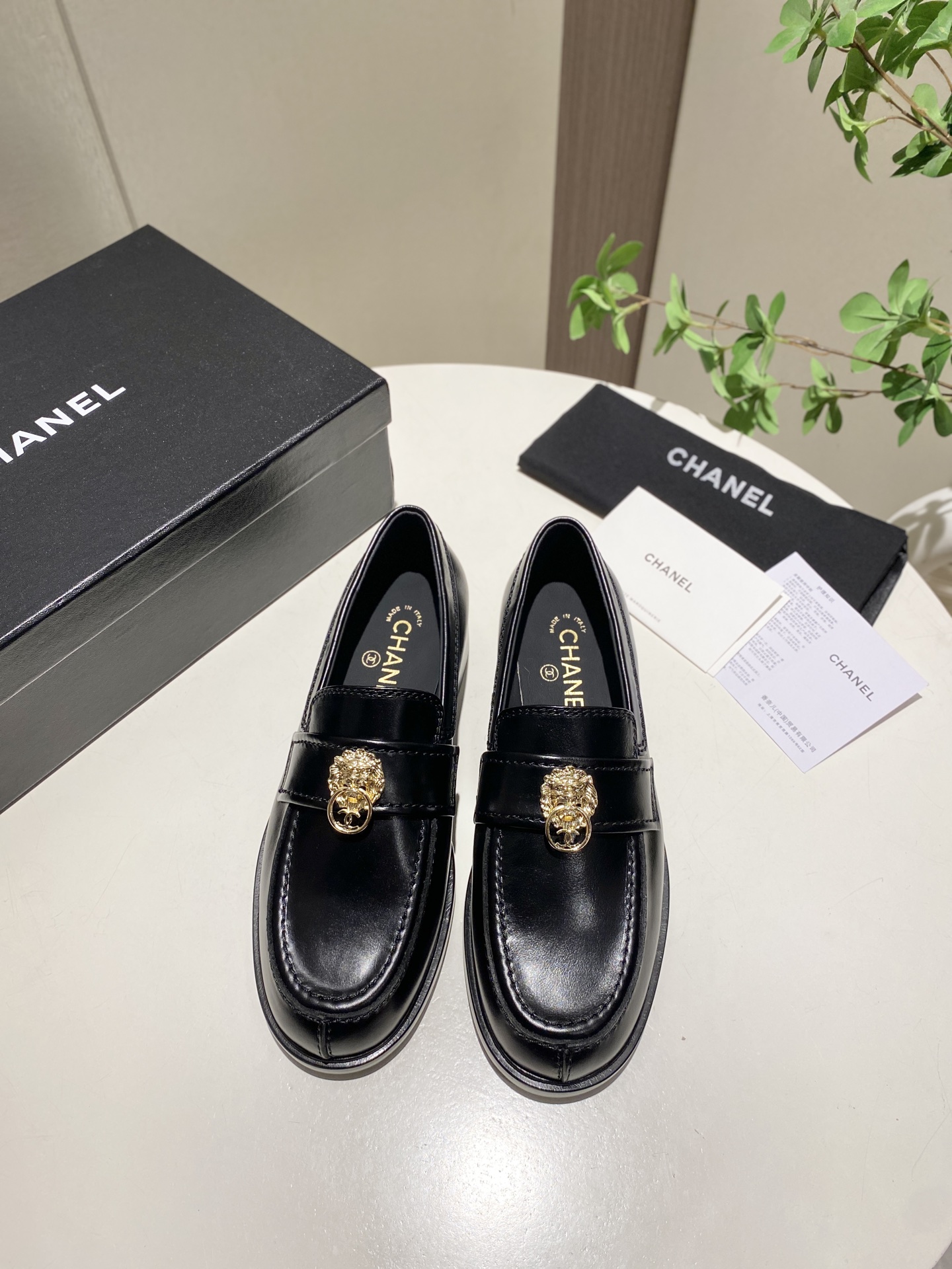 NO:669067,High quality!  Autumn and winter style # Chanel's new heart buckle loafers, the must-have hot style for fragrances in autumn and winter, the Goddess series, with the elegant and ladylike temperament of fragrances, super attractive, irresistible and exciting!  Upper oiled and wrinkled cowhide, original molded hardware logo, lining mixed sheepskin, outsole Italian genuine leather outsole Size35-41 (customized 40 41), loafers, chanel, chanel, loafers, cowhide, sheepskin, Leather soles19860909高品质！秋冬款 # 香奈儿新款 桃心扣 乐福鞋 秋冬香家必备爆款 女神系列,拥有香家特色优雅名媛气质,超级耐看,让人无法抗拒,心动！ 鞋面油腊皱牛皮 原版开模五金logo 内里混种羊皮 大底意大利真皮大底 Size35-41（40 41定做）,乐福鞋,chanel,chanel,loafers,cowhide,sheepskin,Leather soles,Women's Shoes