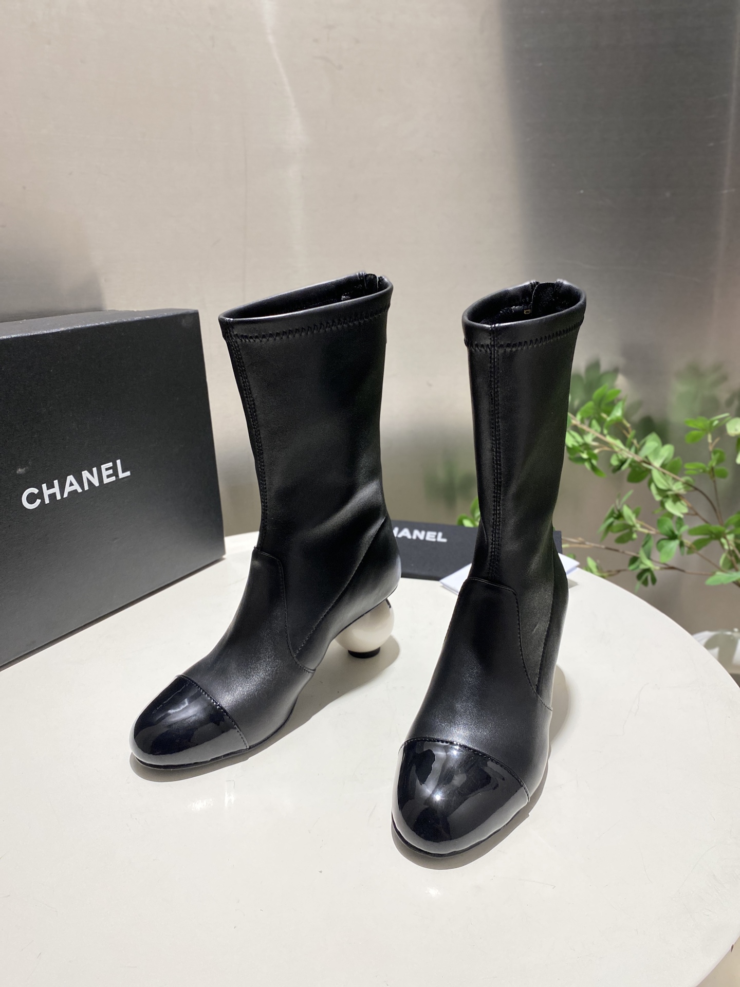 NO:669069,Catwalk style shoes, short boots, Chanel/Chanel autumn and winter catwalk style double C giant pearl heels. It stunned everyone when it appeared on the fashionable T stage in Milan, and has successfully been promoted to the dream boots of fashion people. The combination of the classic double C logo and the giant pearl heel design is simple and elegant and shows the brand style. It is a hit in any photo. The giant pearl heels are a miracle, breaking the conventional design, which not only adds a luxurious and romantic atmosphere to the whole. The upper is made of high-quality elastic material  It can perfectly fit the calf line, modify the leg shape, make the legs look straight and slender, and is easy to put on and take off without feeling restrained when walking. It can be easily adapted from the streets of the bustling city to the party scene. Paired with a pair of slim jeans, you can instantly transform into a cool street trendy person, put on a gorgeous evening dress, and become the elegant focus of the dinner party. This pair of boots is not just a pair of shoes, but also the embodiment of fashion spirit!  It is an excellent choice for fashionistas to express their personality and taste!  Upper elastic sheepskin, lining foot pads, elastic Lycra/sheepskin, Italian genuine leather outsole, heel height 7cm, Size 35-42, boots, chanel, chanel, boots, jeans, sheepskin, Leather soles19860909走秀款单鞋 短靴 Chanel/香奈儿秋冬走秀款双C巨型珍珠跟 在米兰时尚的T台上 亮相便艳惊四座,成功晋升为潮流人士的梦中情靴 .经典的双C标志与巨型珍珠跟设计相结合,简洁大气又尽显品牌格调 随便一拍都很出片.那巨型珍珠鞋跟更是神来之笔,突破常规的设计 不仅为整体增添了奢华浪漫的氛围 . 鞋面采用高品质弹力材质 能完美贴合小腿线条 修饰腿型 让双腿看起来笔直修长,而且穿脱方便 行走时也不会有束缚感.从繁华都市的街头 派对的现场 它都能轻松适配,搭配一条修身牛仔裤 瞬间化身酷飒的街头潮人,换上一袭华丽晚装 成为晚宴上的优雅焦点 这双靴子 不只是一双鞋履 更是时尚精神的具象化！ 是时尚达人们表达个性与品味的绝佳选择！ 鞋面弹力羊皮 内里垫脚贴合弹力莱卡/羊皮 鞋底意大利真皮大底 跟高7cm Size35-42,靴子单鞋,chanel,chanel,boots,jeans,sheepskin,Leather soles,Women's Shoes