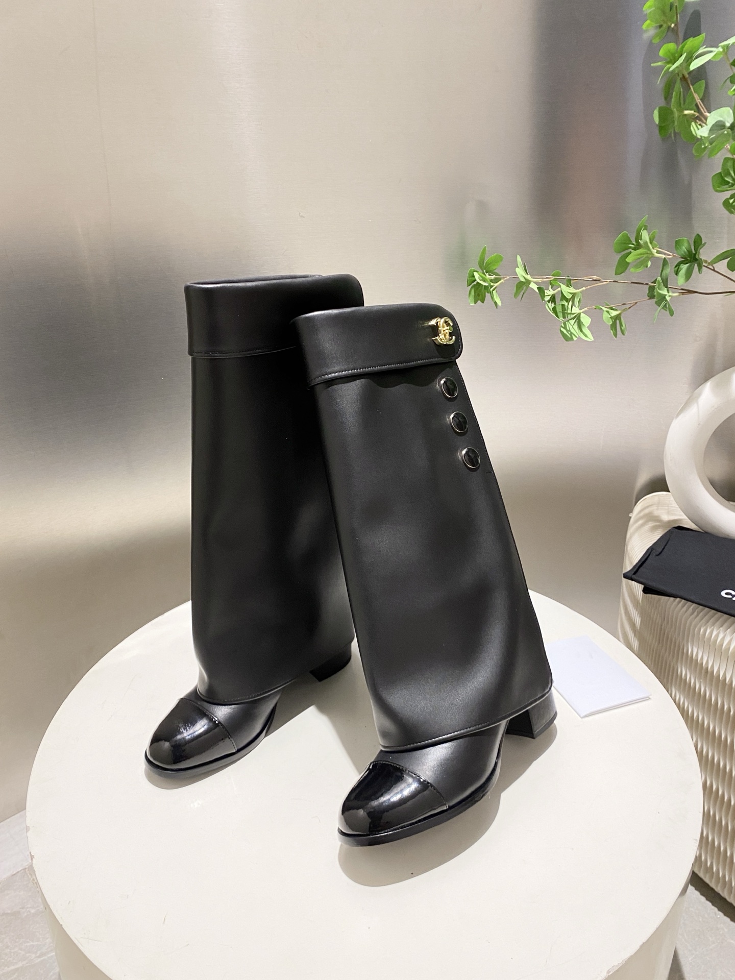 NO:669063,Popular boots Chanel Xiaoxiang 25/ The latest autumn and winter catwalk style Cavalier trouser boots. They are so beautiful. They have become very popular recently. They are really attractive. The more I look at them, the more I like them!  These Martin boots are really suitable for autumn and winter. The thick soles are super comfortable on the feet and can lengthen your legs!  !  !  It’s not just me bragging about the fact that my legs become semen when I put them on. I’m an instant supermodel and look super textured!  One of my favorite shoes in recent times!  Please!  Is it really a must-have for everyone? Anyone who doesn’t have me will be heartbroken!  You can wear it with a sense of luxury with any combination. The material is original 1:1 custom-made cowhide fabric. Sheepskin lining pad. Outsole. Genuine leather sole imported from Italy. Size35-41, boots, chanel, boots, cowhide, sheepskin.19860909爆款靴批 Chanel 小香 25/ 秋冬最新 走秀款 骑士 裤筒靴 美的太超过了 最近非常爆真的是很耐看越看越喜欢！这款马丁靴真的太适合秋冬了 厚底上脚超级舒服,拉长腿型不在话下！！！穿上就变腿精绝不是我吹 瞬间超模一米八 超有质感！近期最爱的鞋子没有之一！拜托！真的是人手必备好吗～谁没有我都会桑心的！随意的搭配都能穿出高级感 材质原版1:1订制牛皮面料 内里羊皮内里垫 大底意大利进口真皮底 Size35-41,靴子,chanel,boots,cowhide,sheepskin,Women's Shoes