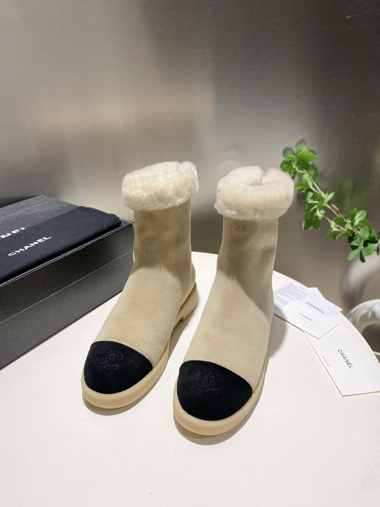 NO:669062,Original development!  Batch. Snow boots and wool short boots. These are simply a 'small heater' for walking in winter. Be sure to prepare a tool to keep out the cold~ Made from imported Australian wool, they are very warm and comfortable, and they are also very tolerant of your feet!  The entire last is very delicate and not bloated at all. The upper is made of original material, and the Oxford outsole is non-slip and wear-resistant. 35-40. Can be customized 41, half-drag snow boots, boots.19860909原版开发！批.雪地靴羊毛短靴 这款简直就是冬日行走的“小暖炉” 御寒神器一定要备好呀～ 选用进口澳洲羊毛 很暖和很舒服 对脚的包容度也超好哒！ 整个楦头非常秀气一点都不臃肿  鞋面采用原版材质,牛津大底巨防滑又耐磨哦35-40.可定做41,半拖雪地靴,boots,Women's Shoes