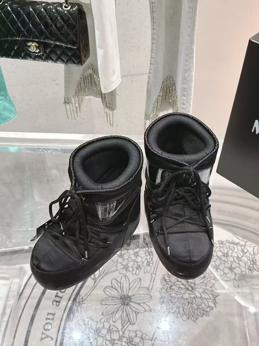 NO:669052,MoonBoot, warm boots, aerospace boots, ski boots, snow boots, full of black technology, a must-have warm weapon for home and travel in autumn and winter. Fabric: cow leather, waterproof silk cloth. Lining is woven with lamb wool and velvet. The sole is non-slip and wear-resistant rubber sole. Packaging original shoe box code number 34-41 batch, snow boots, boots, cowhide19860909MoonBoot、保暖靴 航天靴.滑雪靴.雪地靴,满满的黑科技 秋冬居家、出行必备保暖神器 面料牛皮革、防水丝绸布 内里复织羊羔毛、天鹅绒 鞋底防滑耐磨橡胶底 包装原版鞋盒 码数34—41 批,雪地靴,boots,cowhide,Women's Shoes