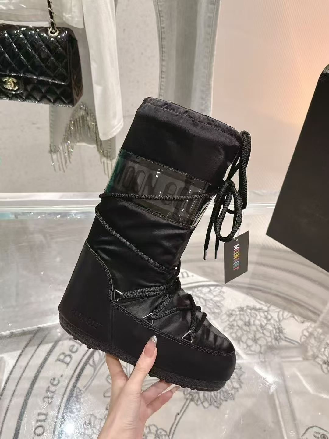 NO:669054,MoonBoot, warm boots, aerospace boots, ski boots, snow boots, full of black technology, a must-have thermal artifact for home and travel in autumn and winter. Fabric cow leather, waterproof silk cloth. Lining woven with lamb hair, velvet. Non-slip and wear-resistant rubber sole. Packaging original shoe box. Size 34-41 (customized 34 40 41). Batch, snow boots, boots, cowhide.19860909MoonBoot、保暖靴 航天靴.滑雪靴.雪地靴,满满的黑科技 秋冬居家、出行必备保暖神器 面料牛皮革、防水丝绸布 内里复织羊羔毛、天鹅绒 鞋底防滑耐磨橡胶底 包装原版鞋盒 码数34—41（34 40 41定做） 批,雪地靴,boots,cowhide,Women's Shoes