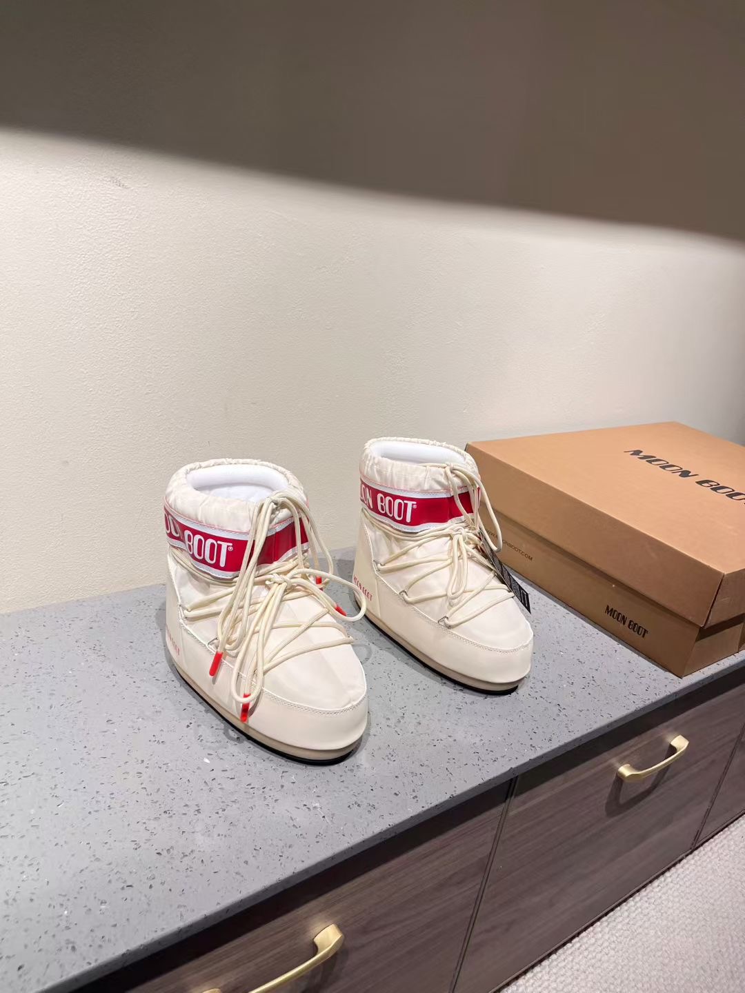 NO:669060,MoonBoot, warm boots, aerospace boots, ski boots, snow boots, full of black technology, a must-have thermal artifact for home and travel in autumn and winter. Fabric cow leather, waterproof silk cloth. Lining woven with lamb hair, velvet. Non-slip and wear-resistant rubber sole. Packaging original shoe box. Size 35-41 (customized 34 40 41). Batch, snow boots, boots, cowhide.19860909MoonBoot、保暖靴 航天靴.滑雪靴.雪地靴,满满的黑科技 秋冬居家、出行必备保暖神器 面料牛皮革、防水丝绸布 内里复织羊羔毛、天鹅绒 鞋底防滑耐磨橡胶底 包装原版鞋盒 码数35-41（34 40 41定做） 批,雪地靴,boots,cowhide,Women's Shoes