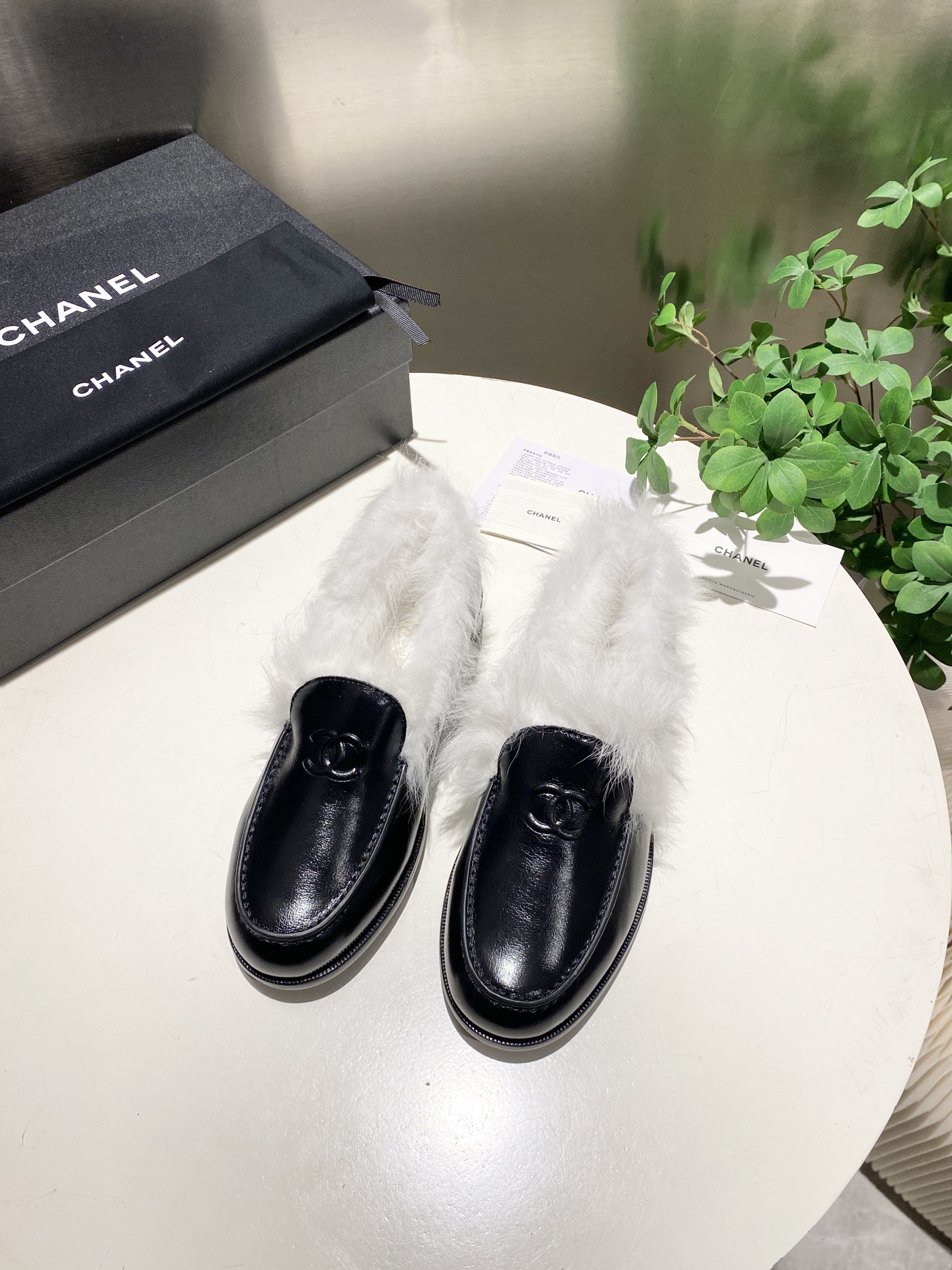 NO:669055,High version batch CHANEL Chanel 25N Ski Series Maomao Loafers This pair of loafers is so beautiful that it is made of genuine leather and is made of exquisite and high-end materials. Every detail has the word 'luxury' written on it. The soft wool is used on the lining to warmly wrap the feet. The imported raccoon fur is decorated with fluffy and plump Italian leather soles to show the craftsmanship. Xiaoxiang Lg has a super warm feeling, and it feels like stepping on clouds when worn. Exquisite and high-end!  Let the value of this pair of hairy mops increase dramatically!  They are very easy to wear and do not slip, and the soles are thick and very comfortable. There is no reason to refuse these furry shoes. The upper is imported butter leather/cashmere, customized Tuscan wool, sheepskin lining, original leather outsole Size 35-41, original box packaging!  ,loafers,chanel,chanel,loafers,sheepskin,Leather soles19860909高版本批 CHANEL 香奈儿25N滑雪系列 毛毛 乐福鞋 这双乐福鞋真的美到失语全真皮面料细腻高级 每一处细节都写着「奢侈」二字内里选用柔软羊毛 温暖包裹双足 进口貉子毛装饰蓬松丰盈意大利真皮底尽显匠心工艺 小香Lg超温暖的感觉,穿上仿佛踩在云朵上 精致高级！让这双毛拖身价陡增！非常好穿不打滑,而且鞋底有一定厚度,舒适度极佳,没有道理拒绝这款毛茸茸鞋子 鞋面为进口牛油皮/羊绒 定制托斯卡纳羊毛  羊皮内里 原版真皮大底 Size35-41 原盒包装！,乐福鞋毛毛鞋,chanel,chanel,loafers,sheepskin,Leather soles,Women's Shoes