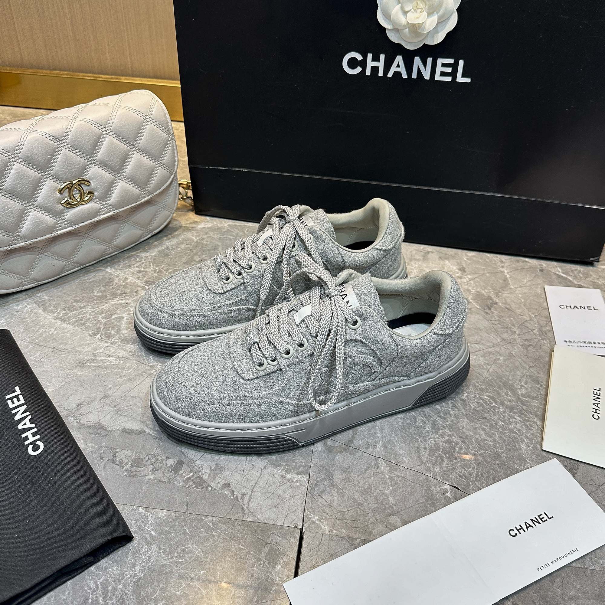 Las mejores zapatillas casuales del mostrador de Chanel Chanel, este diseño clásico; la parte superior está bordada con…