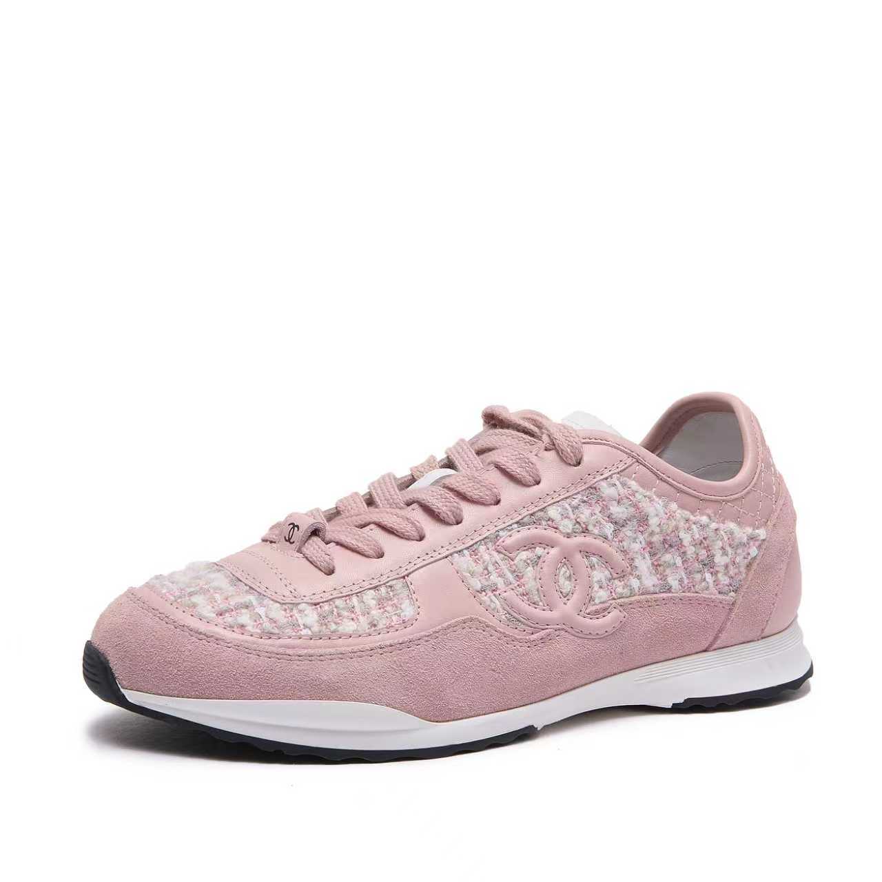 NO:787763,Chanel 2025 sneakers for couples｜The versatile and high-end shoes are here!  This pair is really amazing!  Classic design, multi-craft upper, and fashionable sports outsole, you will be attracted by it at first glance!  The color scheme is high-end and eye-catching. It instantly enhances your overall temperament when put on your feet~ The full genuine leather fabric is soft and breathable. The sheepskin lining is skin-friendly and does not scratch your feet. The TPU sole is light and wear-resistant. Whether it is for casual outings, outdoor sports or as a couple, you can easily control it!  They look good no matter how you wear them, and they look high-end no matter how you match them~ One pair of shoes can handle all styles, I really can’t put them down!  Let's put it on and hit the streets with him #chanel sneakers #couples shoes recommended #high-end wear Go material The upper is made of original imported calfskin The lining is made of original imported breathable sheepskin lining The outsole is based on the original TPU combination outsole Counter boutique packaging complete set of women 35-41 men 39-45, casual shoes/sports shoes, chanel, sneakers, cowhide, sheepskin19860909香奈儿2025运动鞋情侣款｜高级感拉满的百搭神鞋来啦！ 这双真的太绝了！经典设计多元工艺鞋面,搭配时尚运动大底,一眼心动！配色高级又吸睛,上脚立马提升整体气质～ 全真皮面料柔软透气 羊皮内里亲肤不磨脚 TPU鞋底轻便耐磨 不管是休闲出街、户外运动还是情侣搭配,都能轻松驾驭！怎么穿都好看,怎么搭都高级～ 一双鞋搞定所有风格,真的爱不释脚！快和TA一起穿上出门炸街吧 #香奈儿运动鞋 #情侣鞋推荐 #高级感穿搭 Go 材料 鞋面采用 原版进口小牛皮 内里采用 原版进口透气羊皮里 大底根据 原版TPU组合大底 专柜精品包装全套女35–41 男39-45,休闲鞋/运动鞋,chanel,sneakers,cowhide,sheepskin,Women's Shoes