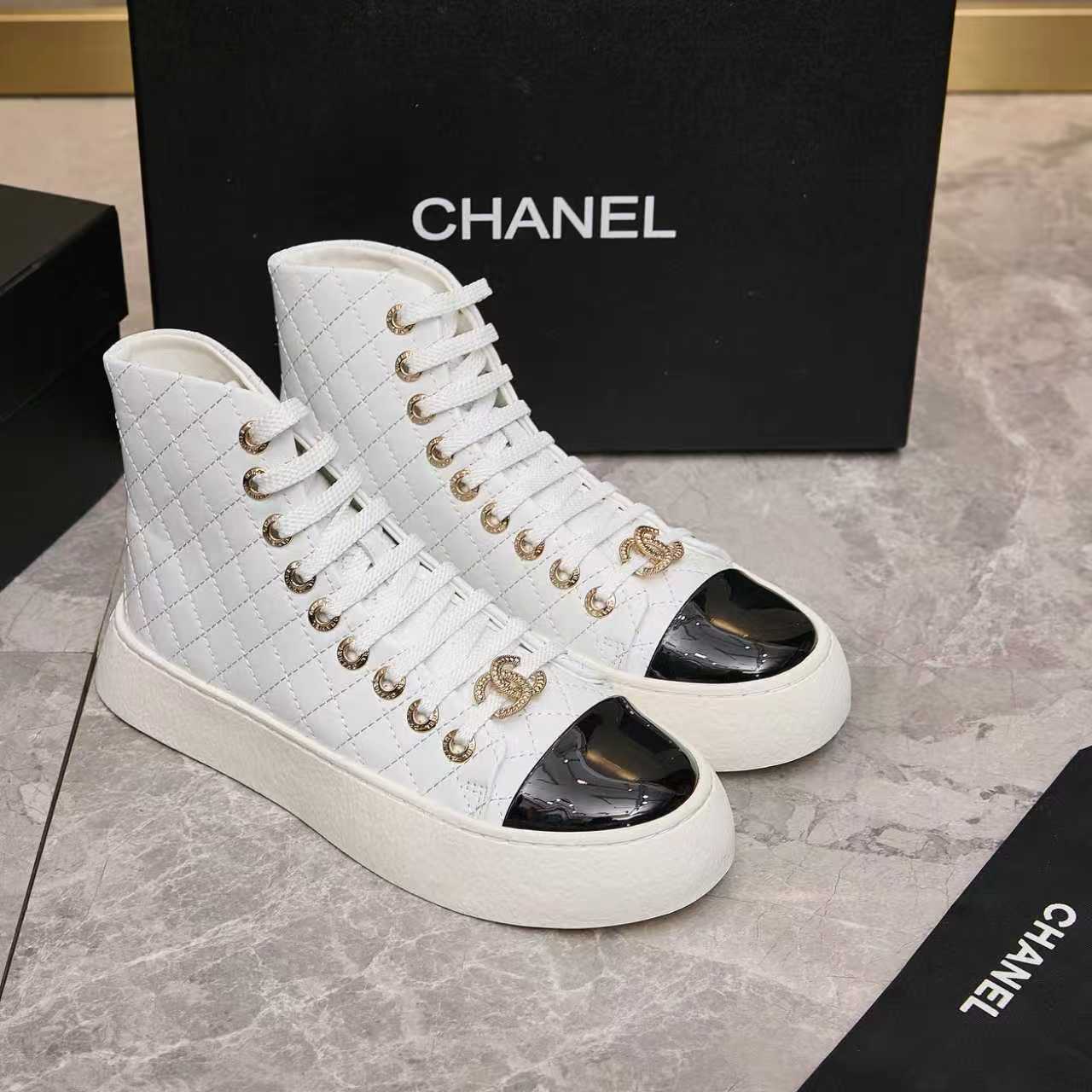 NO:612612,Chanel Chanel - 2025 Counter Top Casual Sports Shoes This classic design; the style of the upper is made of various craftsmanship; the outsole is fashionable and sporty; the extraordinary inclusion of a variety of color matching elements... The diversified mix and match is very good-looking and versatile, casual, fashionable, sports and outdoor can be taken into account... Go Material The upper is made of original imported mixed sheepskin, the lining is made of original imported breathable sheepskin, and the outsole is based on the original TPU bottom  Counter boutique package complete set for women 35-41, boots, chanel, chanel, boots, sneakers, sheepskin19860909Chanel香奈儿——2025专柜顶级休闲款运动鞋 这款经典设计；鞋面多种工艺的风格；大底却时尚运动；不平凡的拥入了多种配色元素…… 多元化混搭非常好看百搭,休闲,时尚,运动,户外都能兼顾…… Go 材料 鞋面采用 原版进口混种羊皮 内里采用 原版进口透气羊皮 大底根据 原版TPU底 专柜精品包装全套女35–41,靴子,chanel,chanel,boots,sneakers,sheepskin,Women's Shoes
