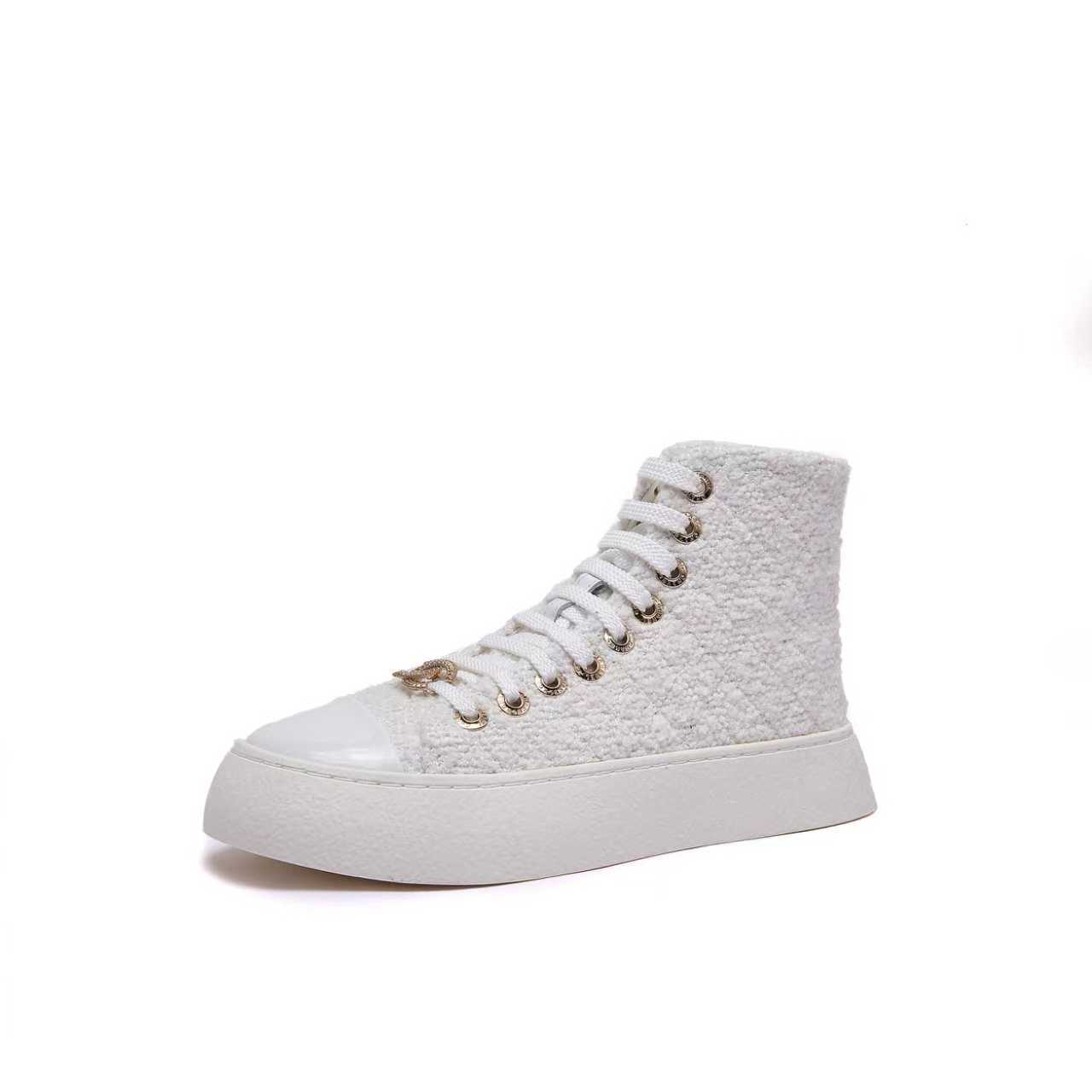 NO:354055,Real price will not be given any profit!  Chanel-Chanel-2025 counter top casual sneakers This classic design; the upper has a variety of craftsmanship styles; the sole is fashionable and sporty; it is an extraordinary variety of color matching elements... The diversified mix and match is very beautiful and versatile, casual, fashionable, sports, and outdoors can be taken into consideration... Go material The upper is made of original imported small fragrance cloth, the inner part is made of original imported breathable sheepskin, the sole is based on original TPU bottom, the counter is boutique packaging full set of women 35–41,,chanel,chanel,sneakers, sheepskin19860909实价不让利！Chanel香奈儿——2025专柜顶级休闲款运动鞋 这款经典设计；鞋面多种工艺的风格；大底却时尚运动；不平凡的拥入了多种配色元素…… 多元化混搭非常好看百搭,休闲,时尚,运动,户外都能兼顾…… Go 材料 鞋面采用 原版进口小香布 内里采用 原版进口透气羊皮 大底根据 原版TPU底 专柜精品包装全套女35–41,,chanel,chanel,sneakers,sheepskin,Men's shoes