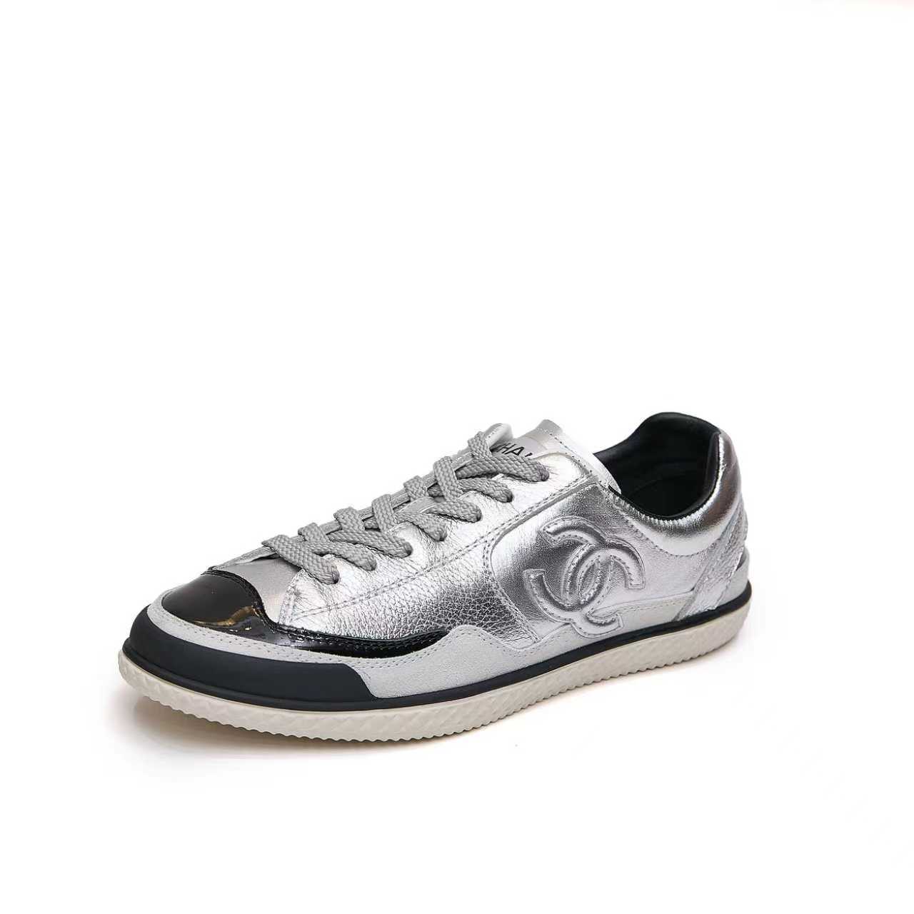 NO:354073,Real price will not be given any profit!  Chanel-Chanel-2025 counter top casual sneakers This classic design; the upper has a variety of craftsmanship and electric embroidery styles; the sole is fashionable and sporty; it is an extraordinary variety of color matching elements... The diversified mix and match is very beautiful and versatile, casual, fashionable, sports, and outdoors can be taken into consideration... Go material The upper is made of original imported calfskin, the inner is made of original imported breathable sheepskin, the sole is based on the original TPU combination sole, the counter is made of high-quality packaging, the women's 35–41,,chanel,chanel,sneakers,cowhide,sheepskin19860909实价不让利！Chanel香奈儿——2025专柜顶级休闲款运动鞋 这款经典设计；鞋面多种工艺电绣的风格；大底却时尚运动；不平凡的拥入了多种配色元素…… 多元化混搭非常好看百搭,休闲,时尚,运动,户外都能兼顾…… Go 材料 鞋面采用 原版进口小牛皮 内里采用 原版进口透气羊皮里 大底根据 原版TPU组合大底 专柜精品包装全套女35–41,,chanel,chanel,sneakers,cowhide,sheepskin,Men's shoes