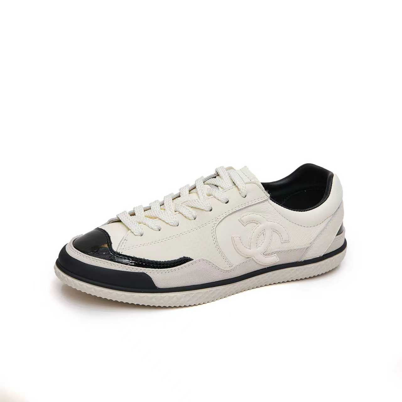 NO:787766,Chanel 2025 counter top casual sneakers - redefining the elegant sports style. Classic double C logo + color-blocking design on the front strap. The upper uses multi-layer electric embroidery technology with full details. The outsole design is fashionable and comfortable, making it easy to control a variety of styles. Advanced color matching | diverse elements | the king of all-match styles. Whether it is casual outings, sports and fitness, or outdoor strolls, this pair of shoes can make you the center of attention. Extraordinary in a low-key manner | Chanel quality assurance  Wear it and feel fashionable and comfortable every step you take!  #ChanelSneakers #Fashion Versatile #Advanced Casual Style Go Material The upper is made of original imported calfskin. The lining is made of original imported breathable sheepskin lining. The outsole is based on the original TPU combination outsole. The counter boutique packaging is a complete set of women's 35-41, casual shoes/sports shoes, chanel, sneakers, cowhide, sheepskin.19860909Chanel 2025 专柜顶级休闲运动鞋 —— 重新定义优雅运动风  经典双C标志 + 前绑带拼色设计 鞋面采用多层电绣工艺,细节拉满 大底设计时尚又舒适,轻松驾驭多种风格～ 配色高级｜元素多元｜百搭之王 无论是休闲出街、运动健身还是户外漫步, 这双鞋都能让你成为焦点 低调中透露不平凡｜Chanel 品质保证 穿上它,每一步都是时尚与舒适并存的感觉！ #Chanel运动鞋 #时尚百搭 #高级休闲风 Go 材料 鞋面采用 原版进口小牛皮 内里采用 原版进口透气羊皮里 大底根据 原版TPU组合大底 专柜精品包装全套女35–41,休闲鞋/运动鞋,chanel,sneakers,cowhide,sheepskin,Women's Shoes