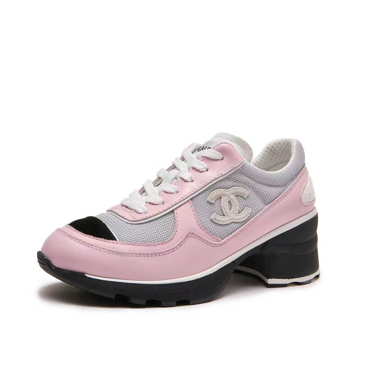 NO:545356,Chanel-Chanel-2025 counter top casual sneakers This classic design; the upper has a variety of craftsmanship and electric embroidery styles; the sole is fashionable and sporty; it is an extraordinary variety of color matching elements... The diversified mix and match is very beautiful and versatile, casual, fashionable, sports, and outdoors can be taken into consideration... Go material The upper is made of original imported calfskin, the inner is made of original imported breathable sheepskin, the sole is based on the original TPU combination sole, the counter is made of high-quality packaging for women 35–41, casual shoes/sports shoes, chanel, chanel, sneakers, cowhide, sheepskin19860909Chanel香奈儿——2025专柜顶级休闲款运动鞋 这款经典设计；鞋面多种工艺电绣的风格；大底却时尚运动；不平凡的拥入了多种配色元素…… 多元化混搭非常好看百搭,休闲,时尚,运动,户外都能兼顾…… Go 材料 鞋面采用 原版进口小牛皮 内里采用 原版进口透气羊皮里 大底根据 原版TPU组合大底 专柜精品包装全套女35–41,休闲鞋/运动鞋,chanel,chanel,sneakers,cowhide,sheepskin,Women's Shoes